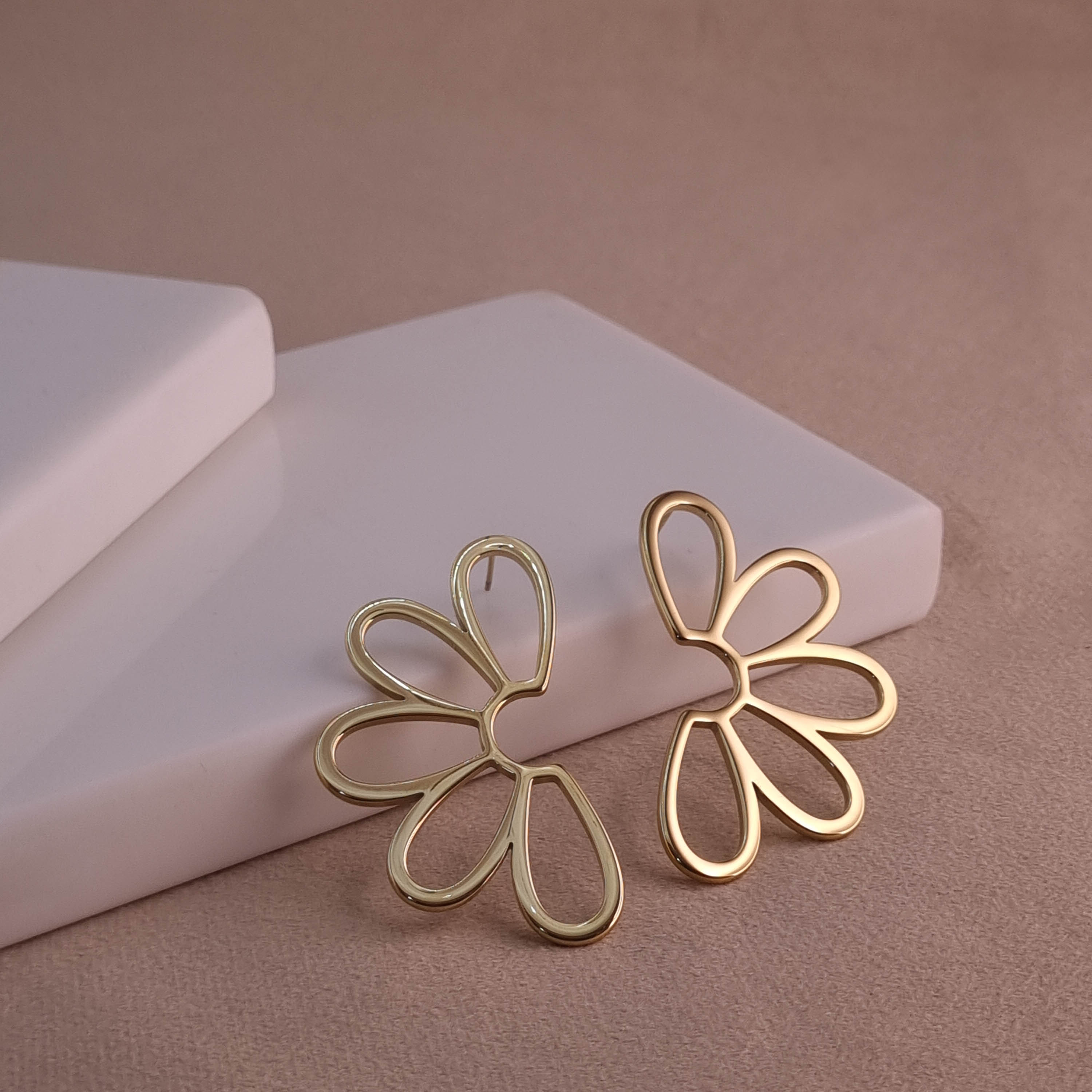 Golden Daisy Openwork Earrings