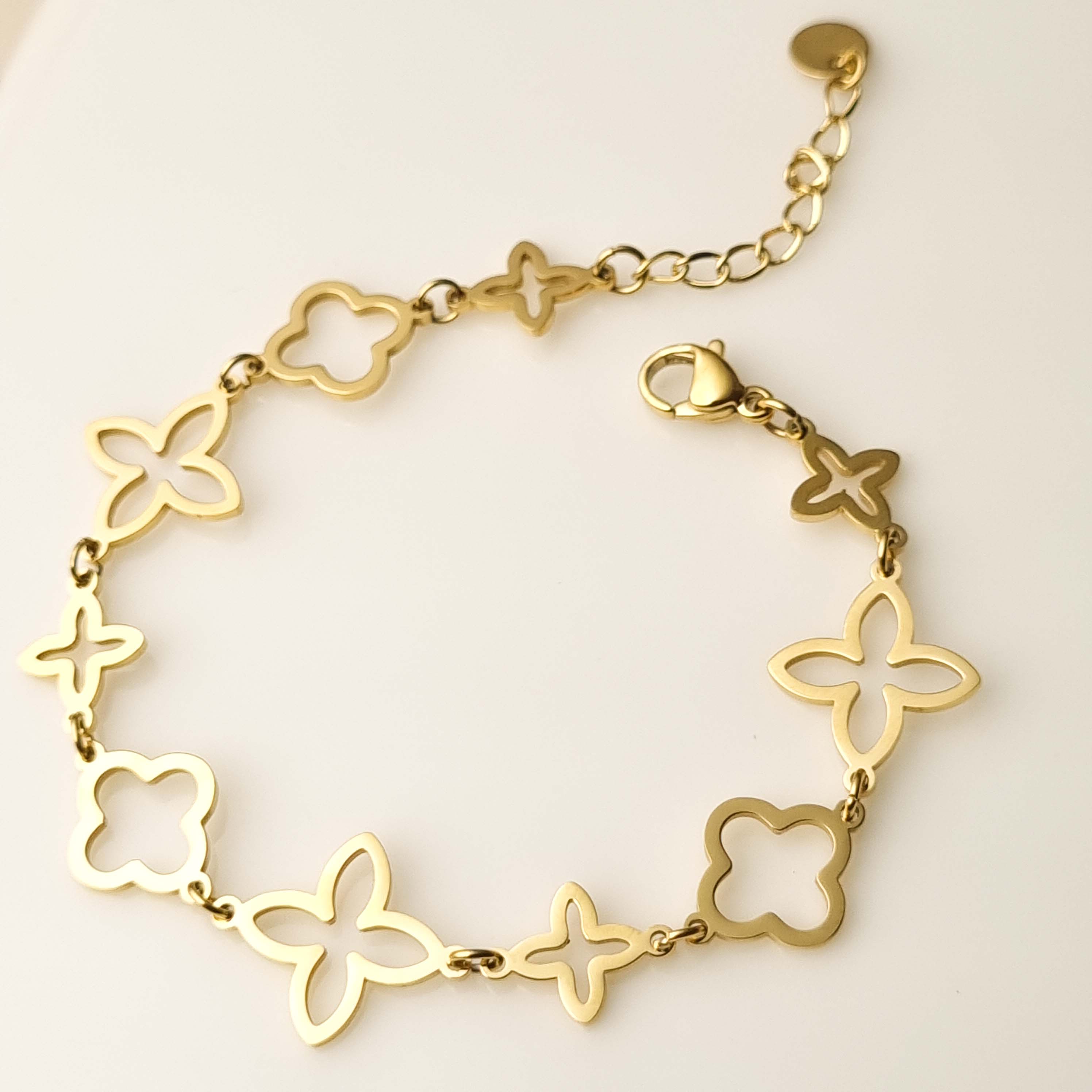 Floréline – Gold Openwork Flower Bracelet