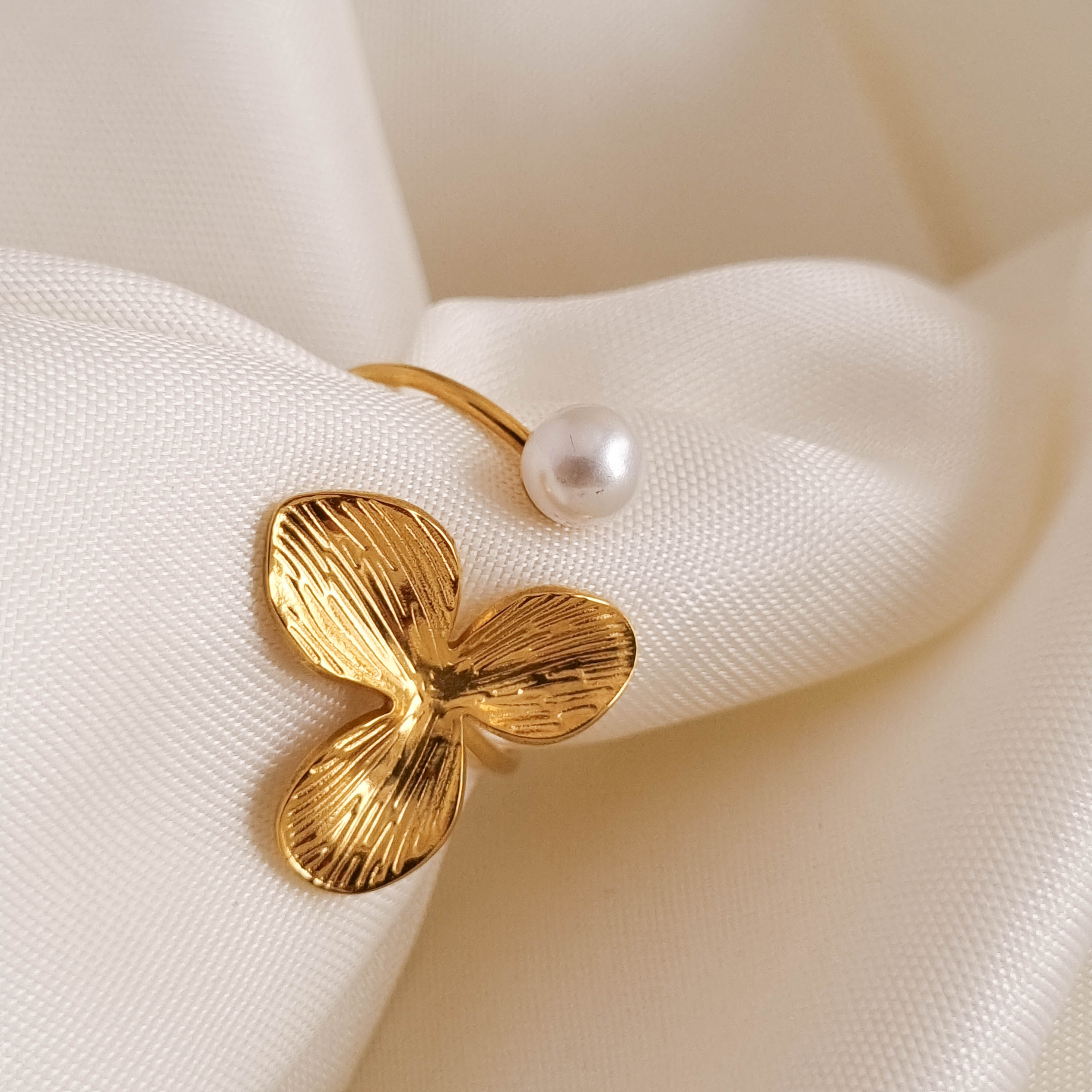 Serene Clover Pearl Ring