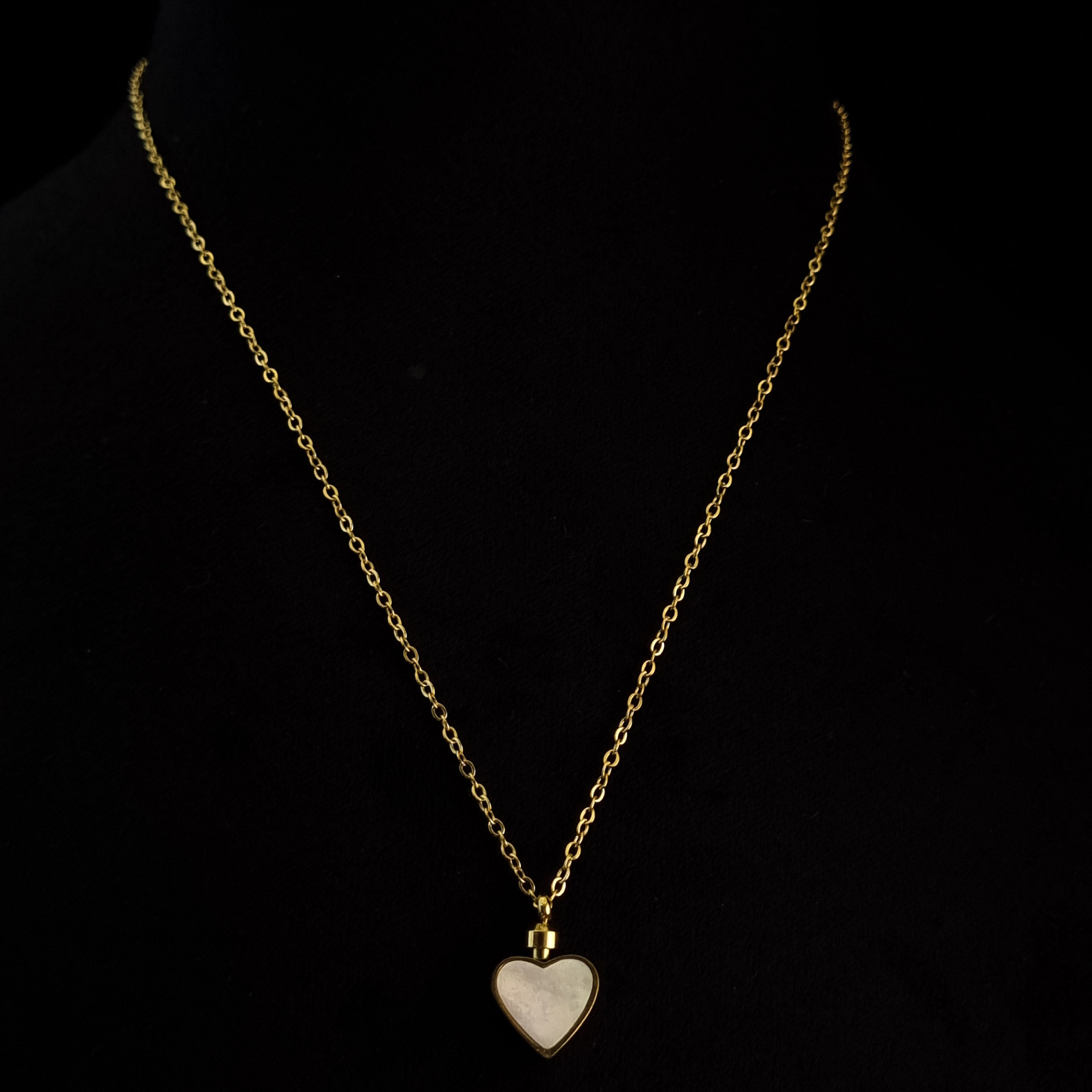 Jour et Nuit Heart Necklace