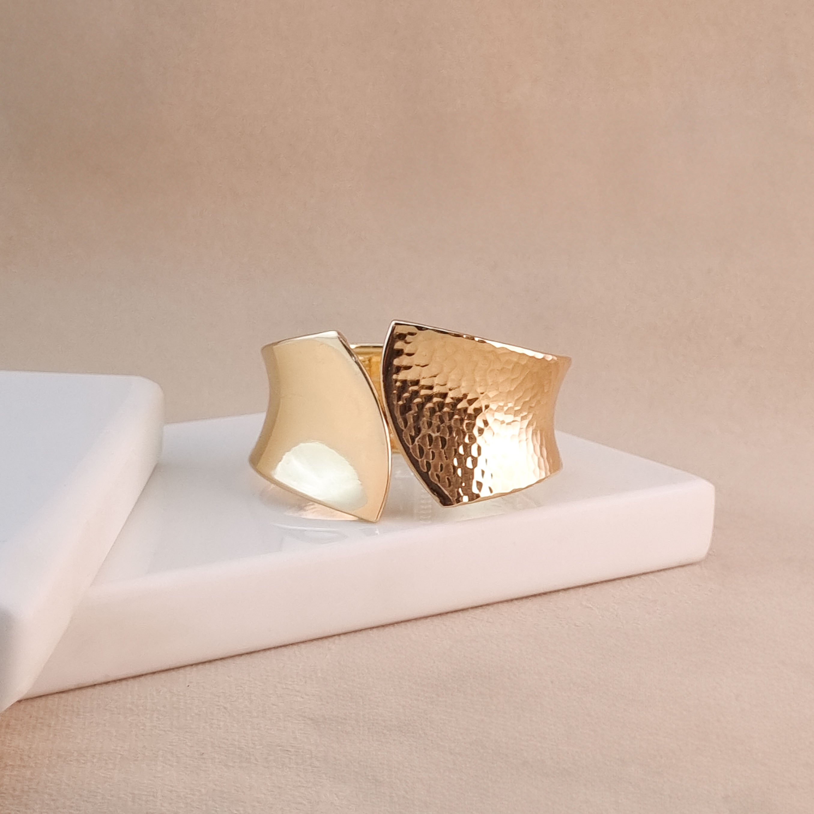 Sculptura Hammered Openable Bracelet