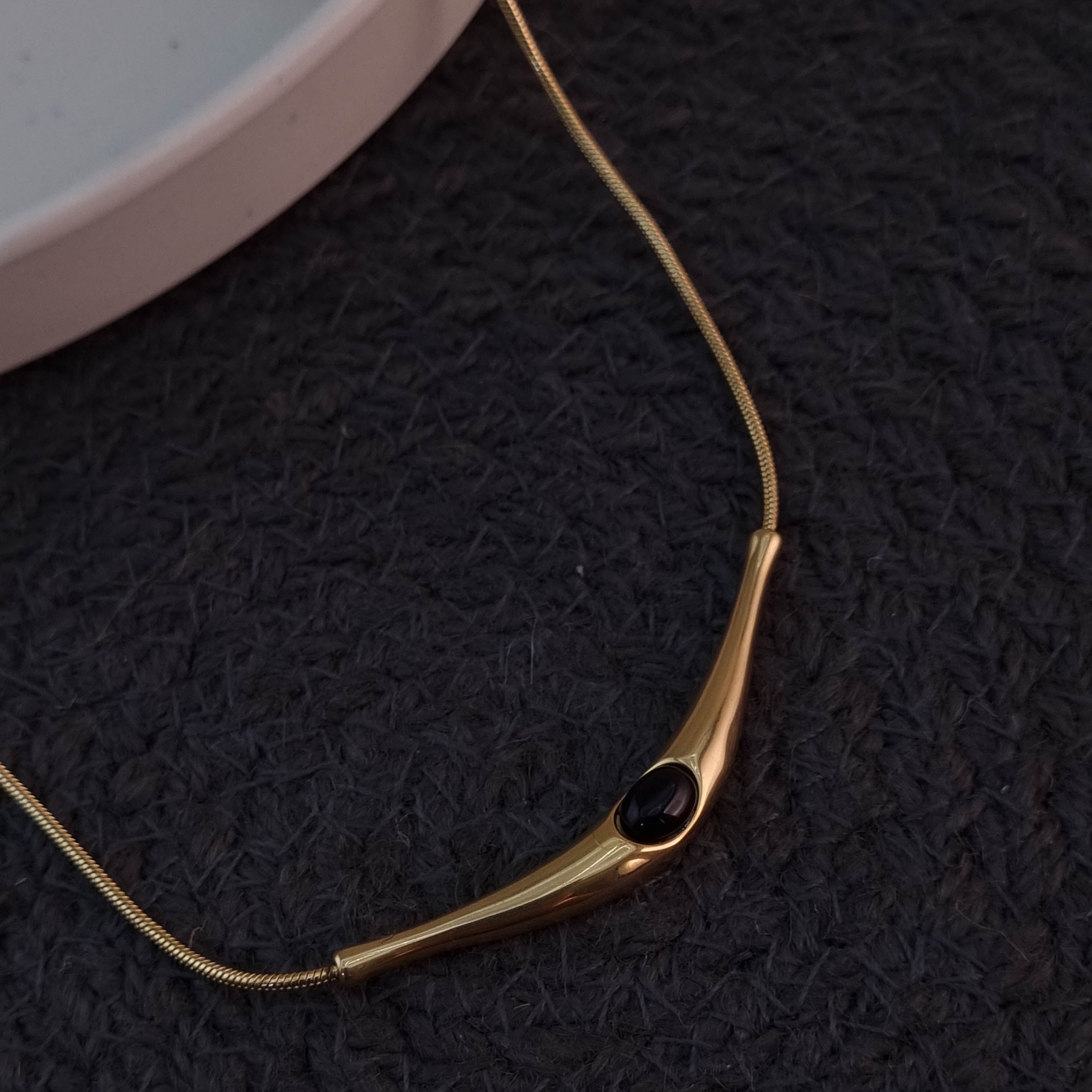 Noir Curve Bar Necklace
