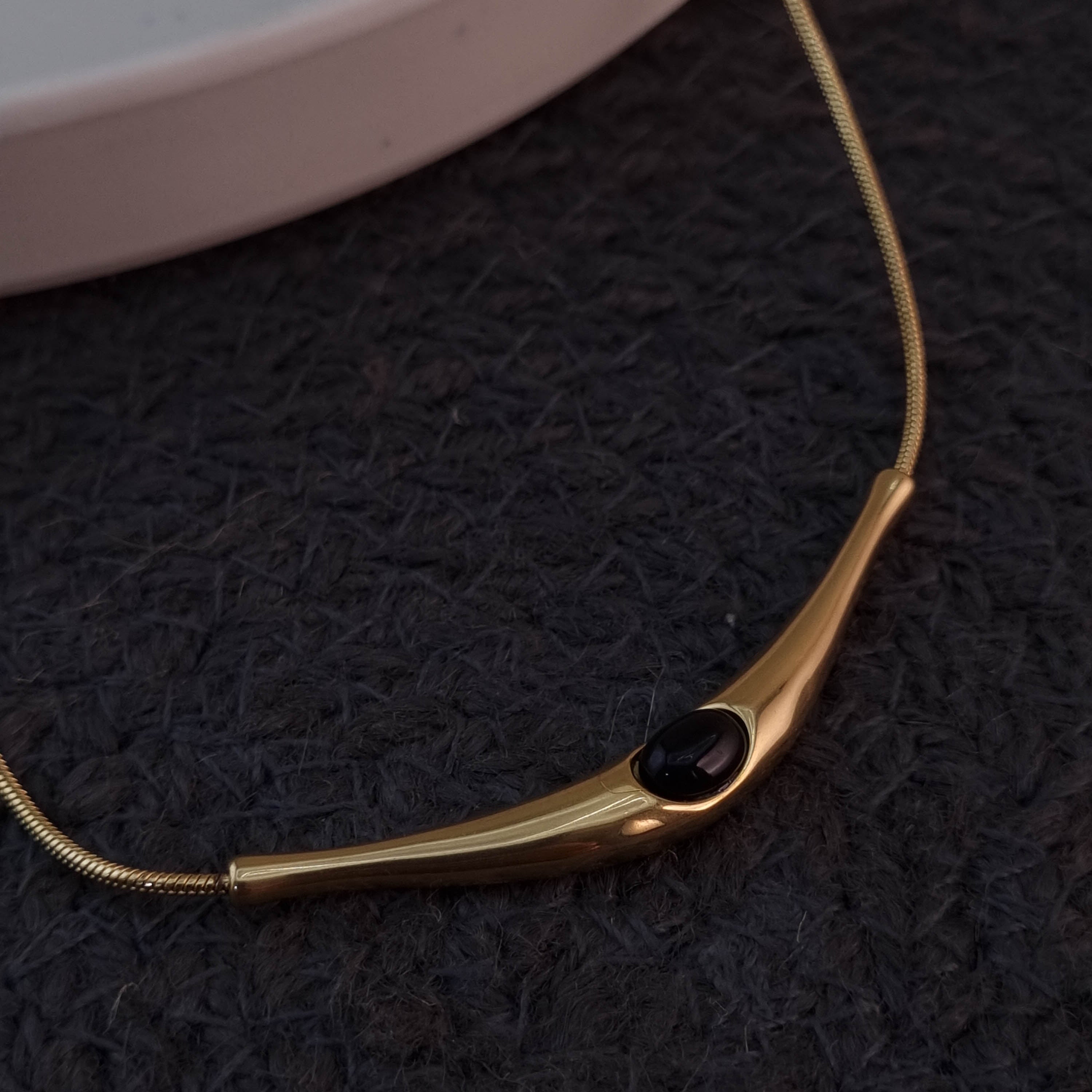 Noir Curve Bar Necklace