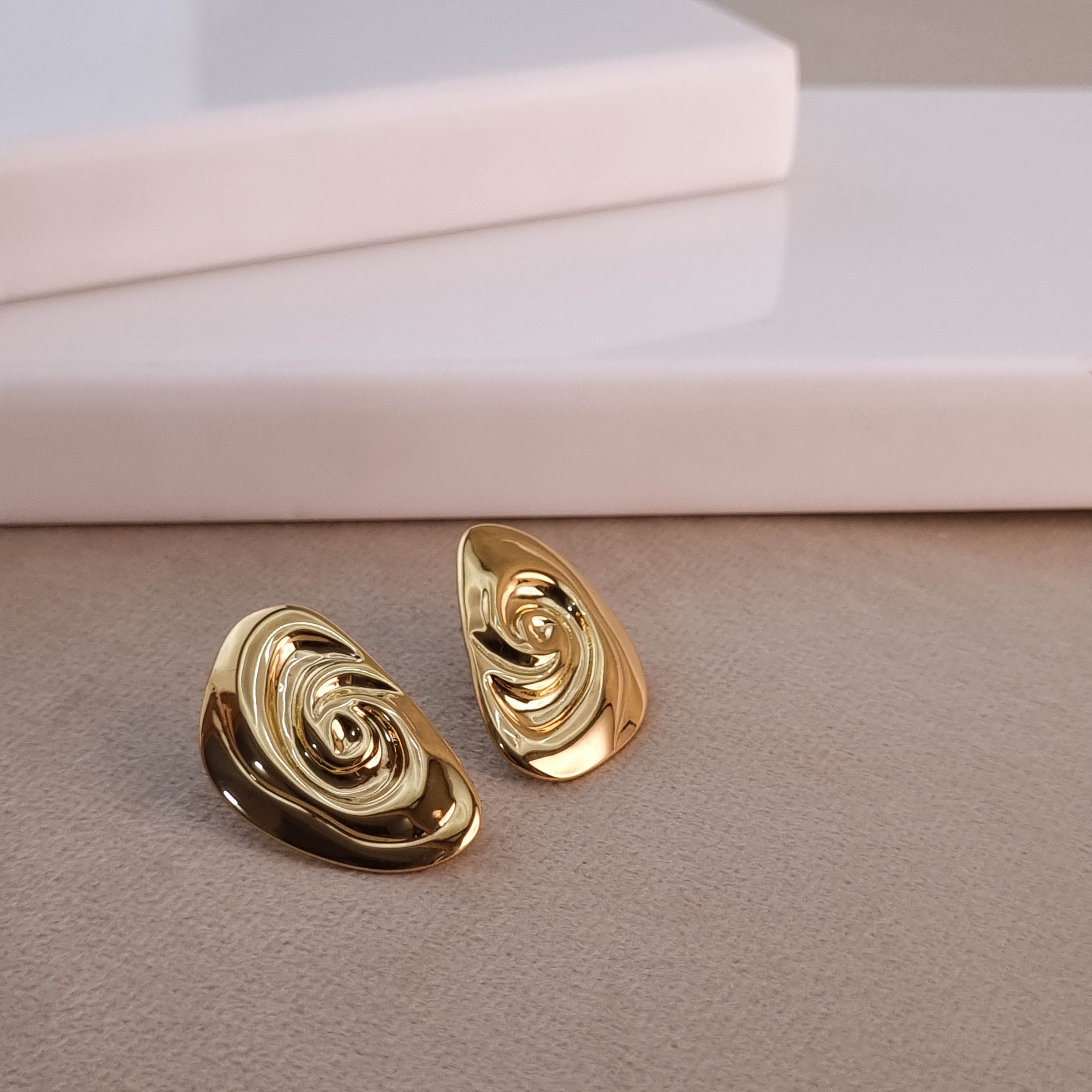 Curve & Gold
