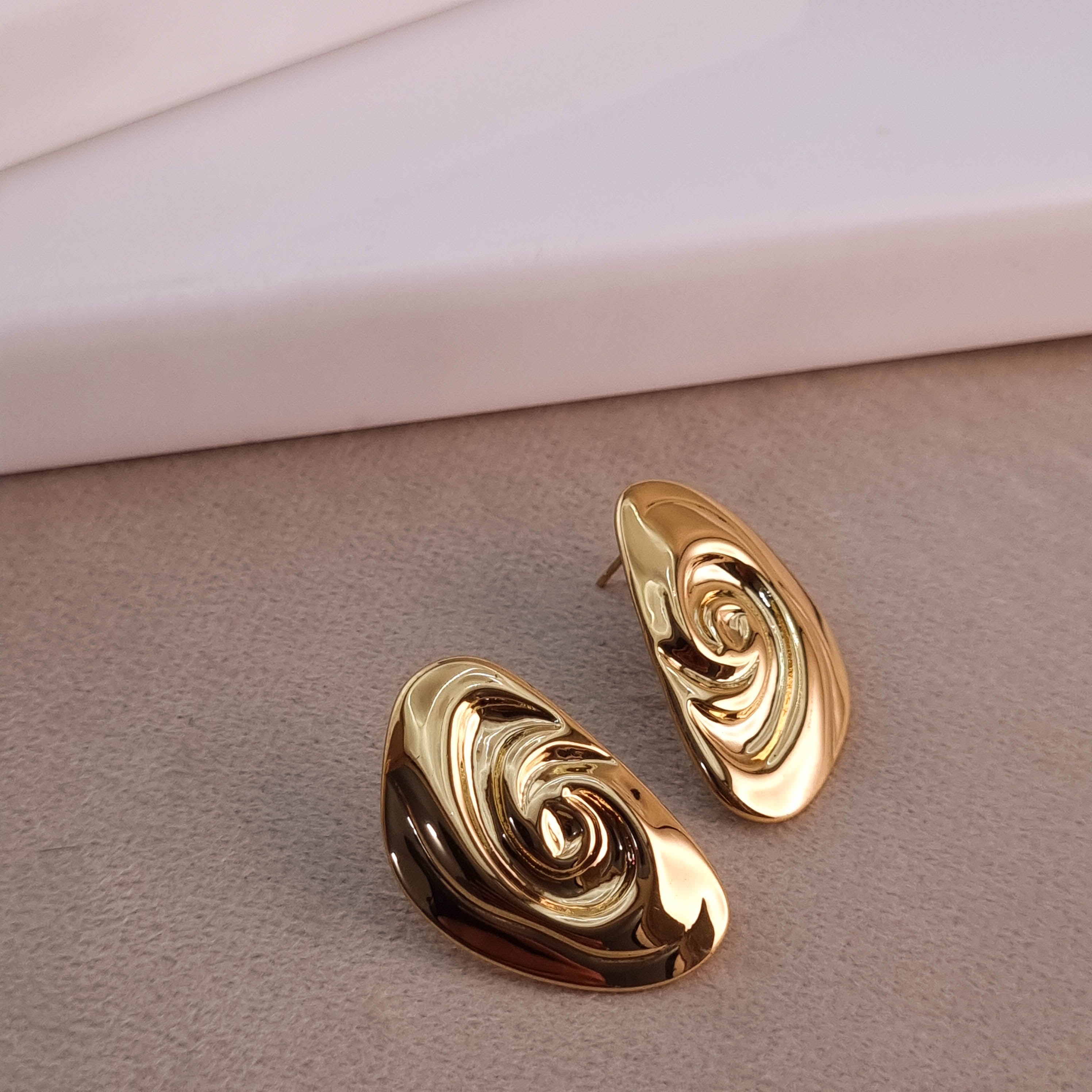 Curve & Gold