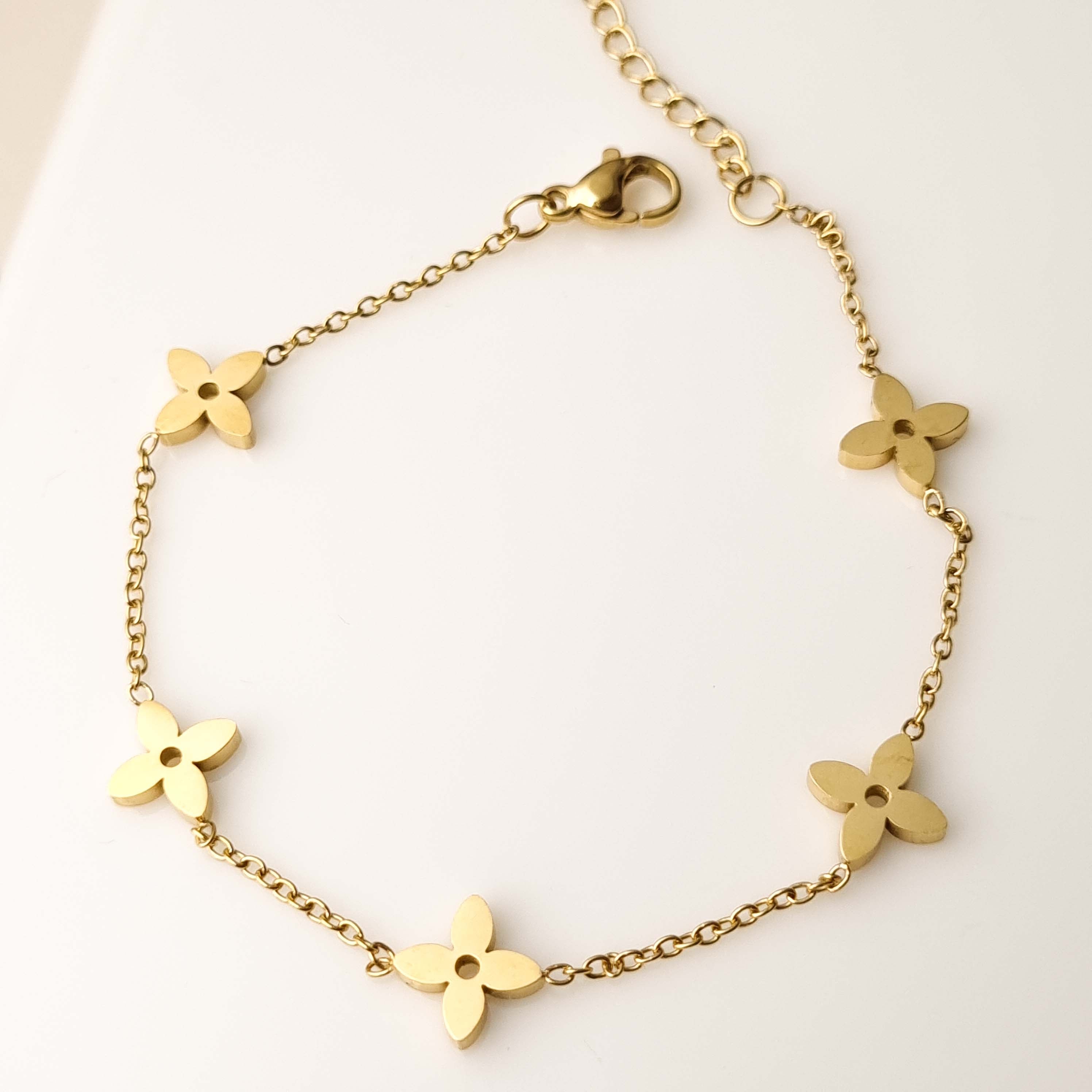 Fleuréa – Dainty Floral Chain Bracelet