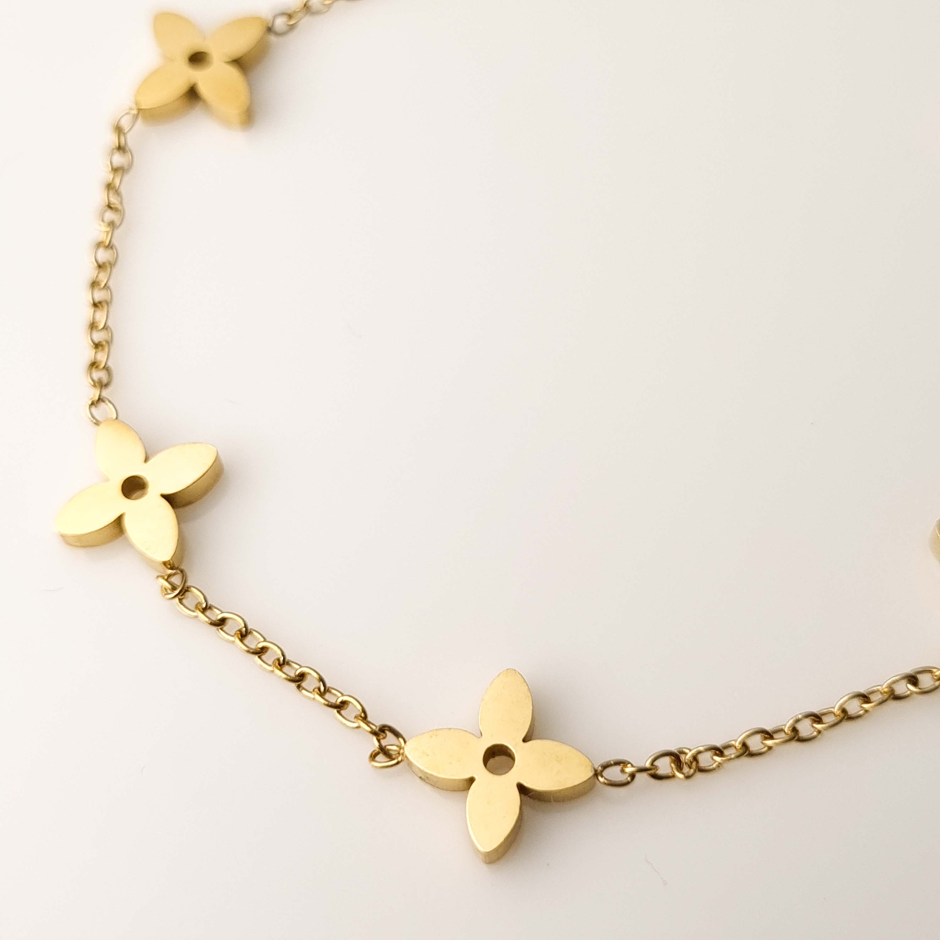 Fleuréa – Dainty Floral Chain Bracelet