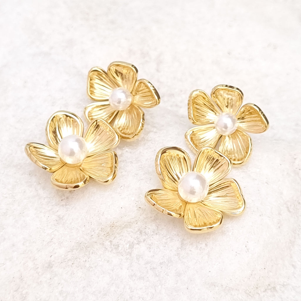 Pearl Centre Flower Stud Earrings