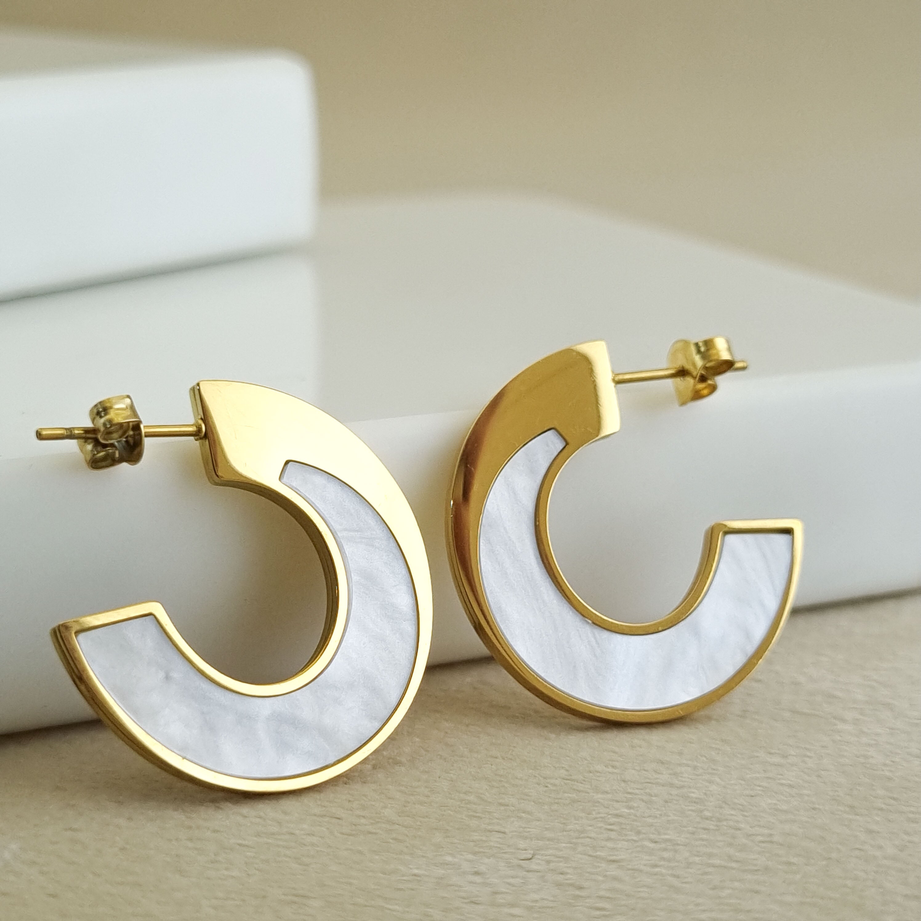 18K gold-plated inlay hoops, waterproof gold earrings, anti-tarnish architectural hoops, hypoallergenic luxury jewelry, sculptural gold earrings, open-arc gold hoops.