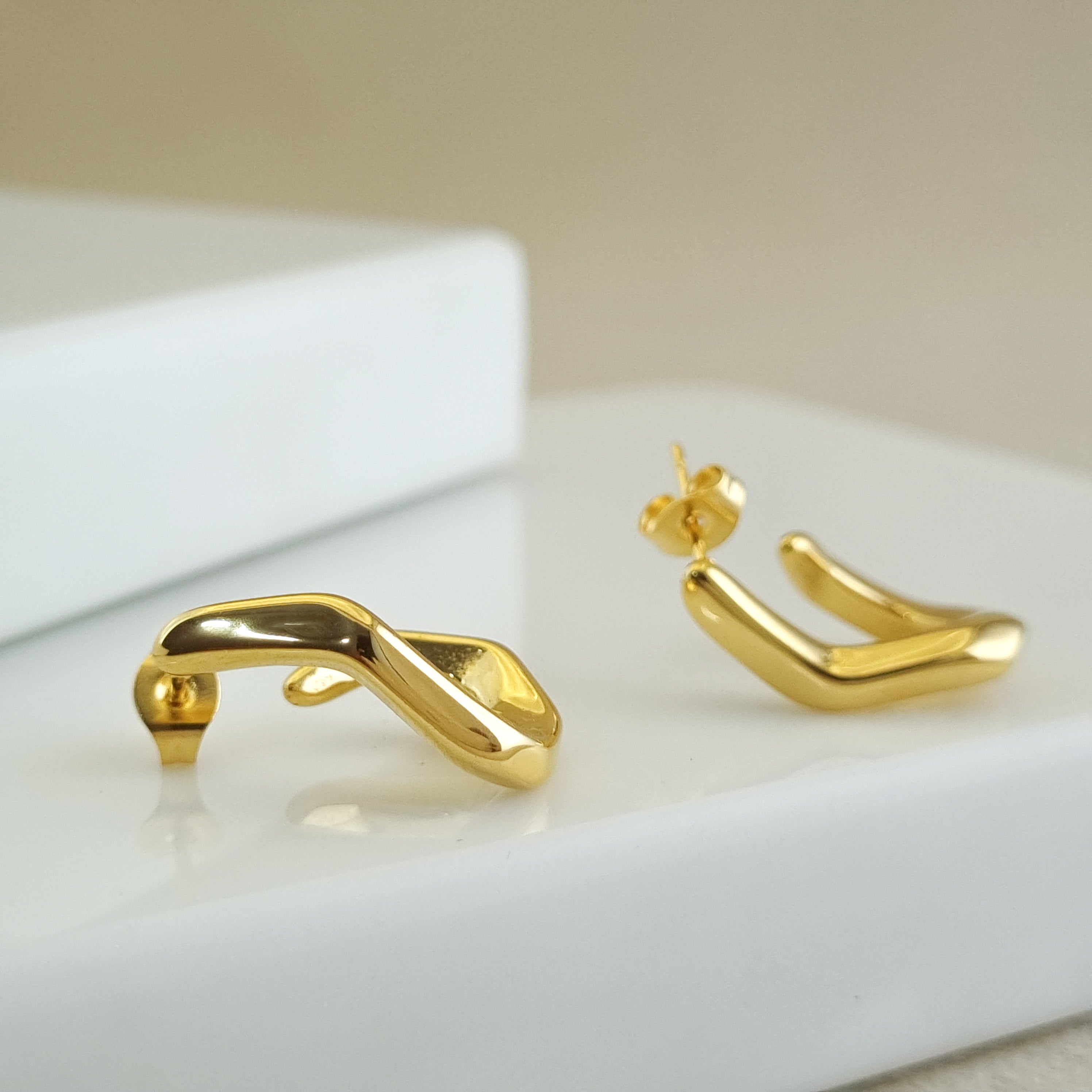 Flux Geometric Huggie Earrings – 18K Gold Plated, Waterproof & Hypoallergenic
