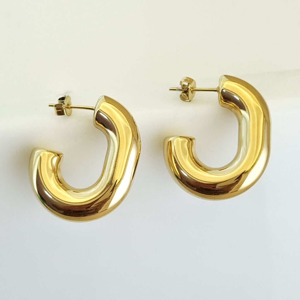 18K gold-plated "J" hoops, waterproof gold earrings, anti-tarnish statement hoops, hypoallergenic luxury jewelry, sculptural gold earrings, thick open-curve hoops.