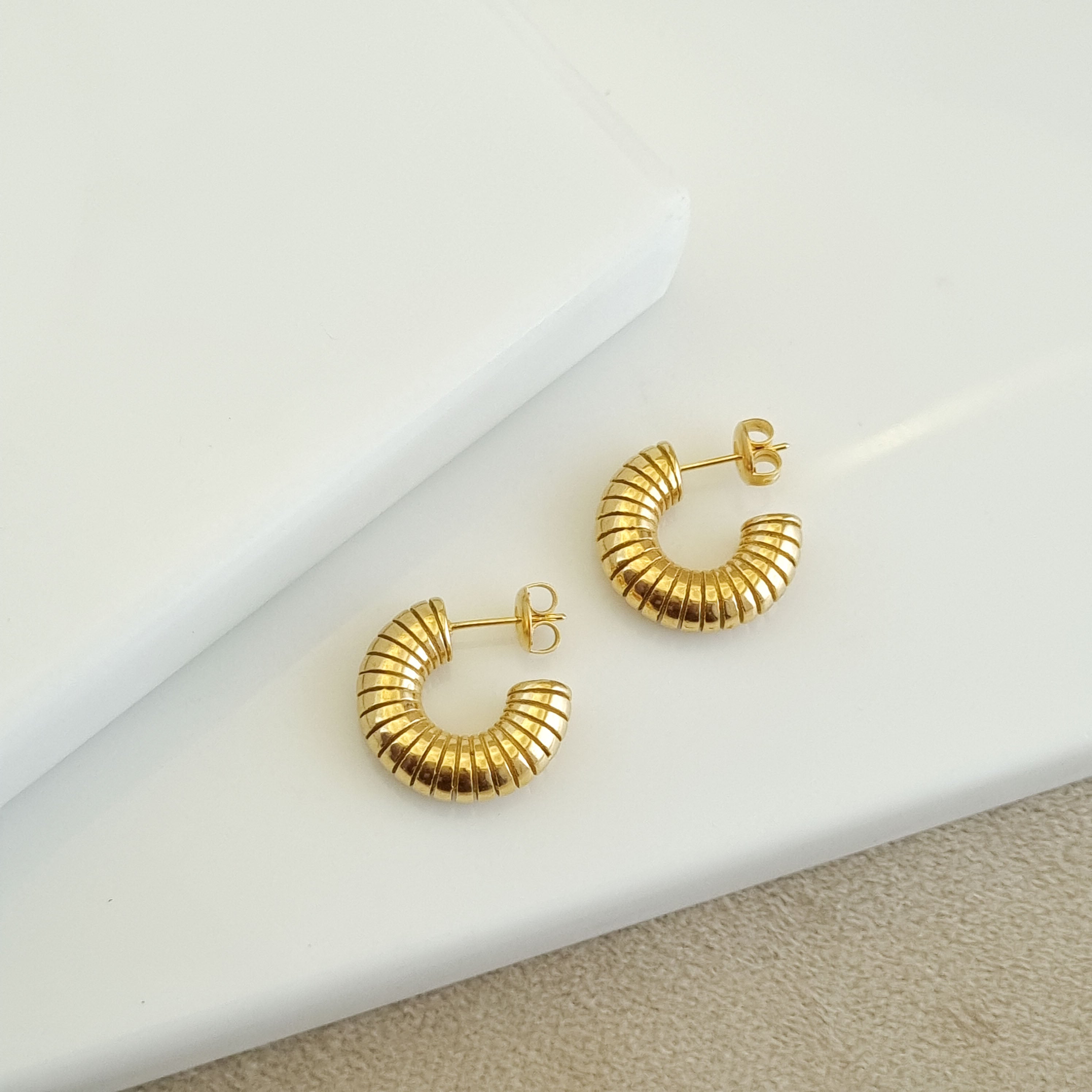 18K gold-plated ribbed hoops, waterproof gold earrings, anti-tarnish industrial hoops, hypoallergenic luxury jewelry, sculptural gold earrings, ribbed "C" hoop earrings.