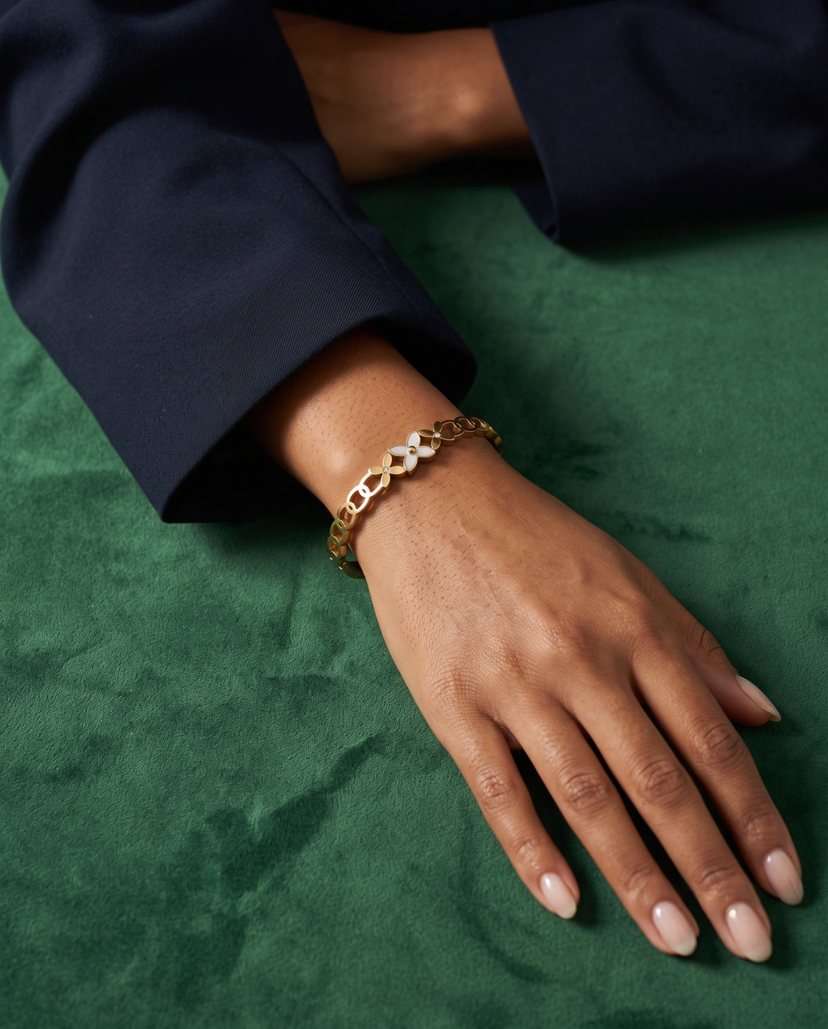 Fleur Motif Chain Spring Cuff Bracelet