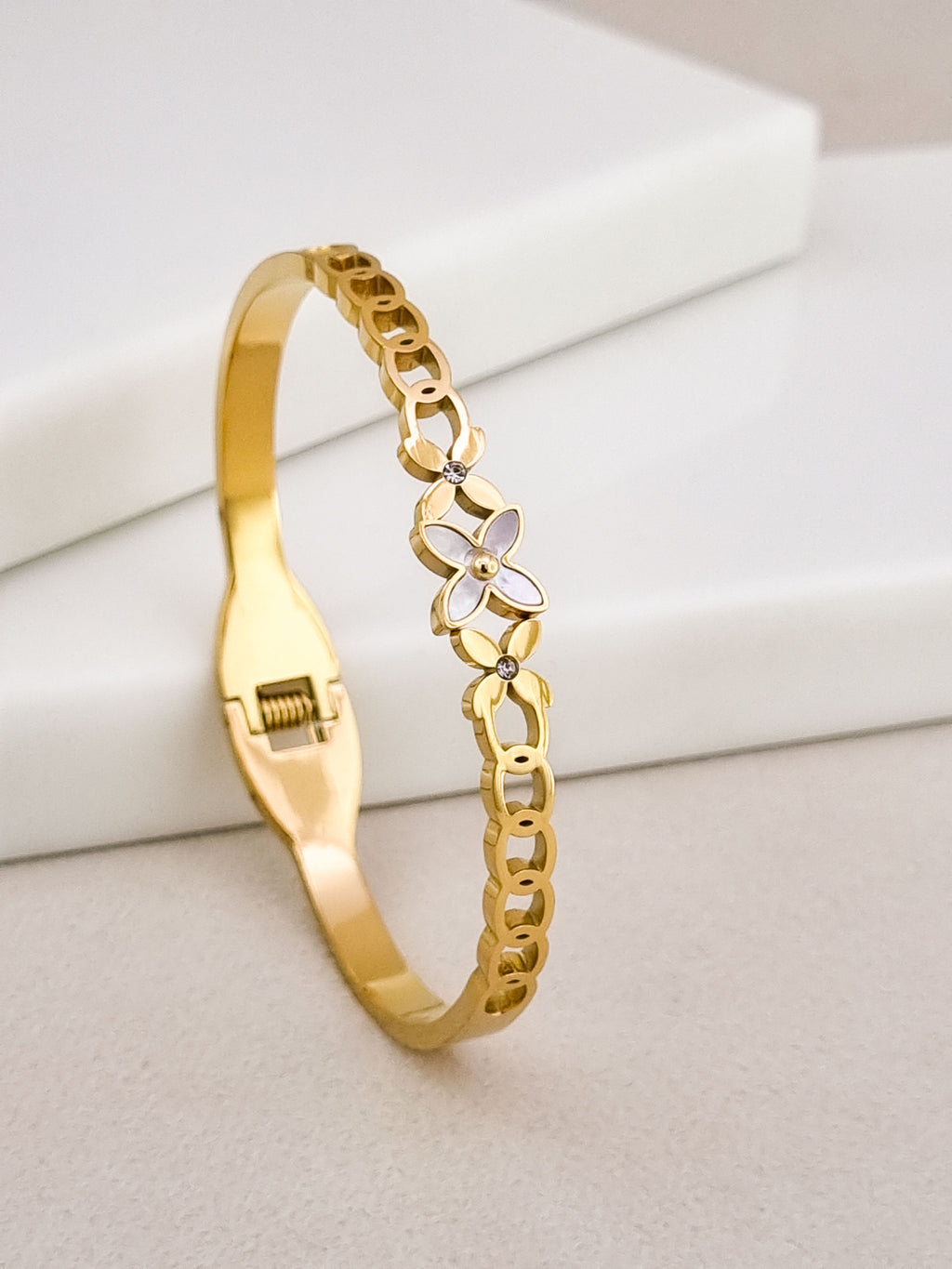 Fleur Motif Chain Spring Cuff Bracelet