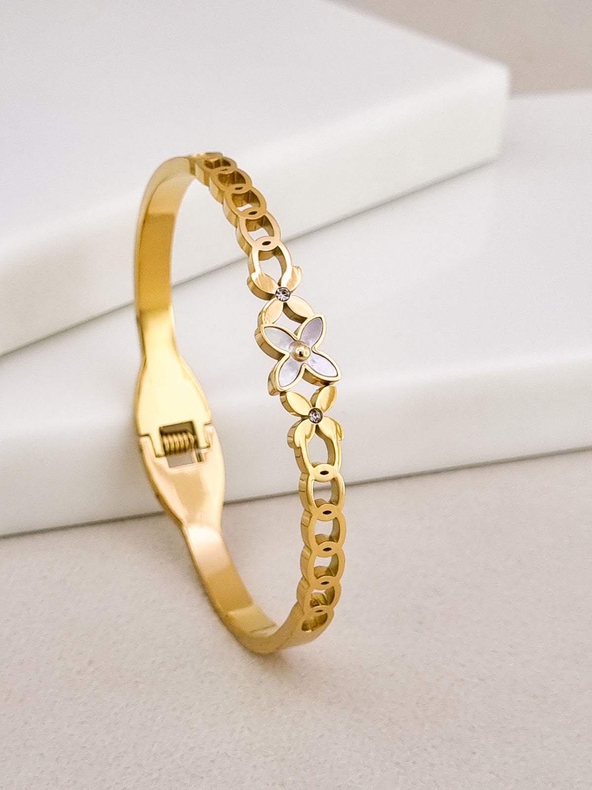 Fleur Motif Chain Spring Cuff Bracelet