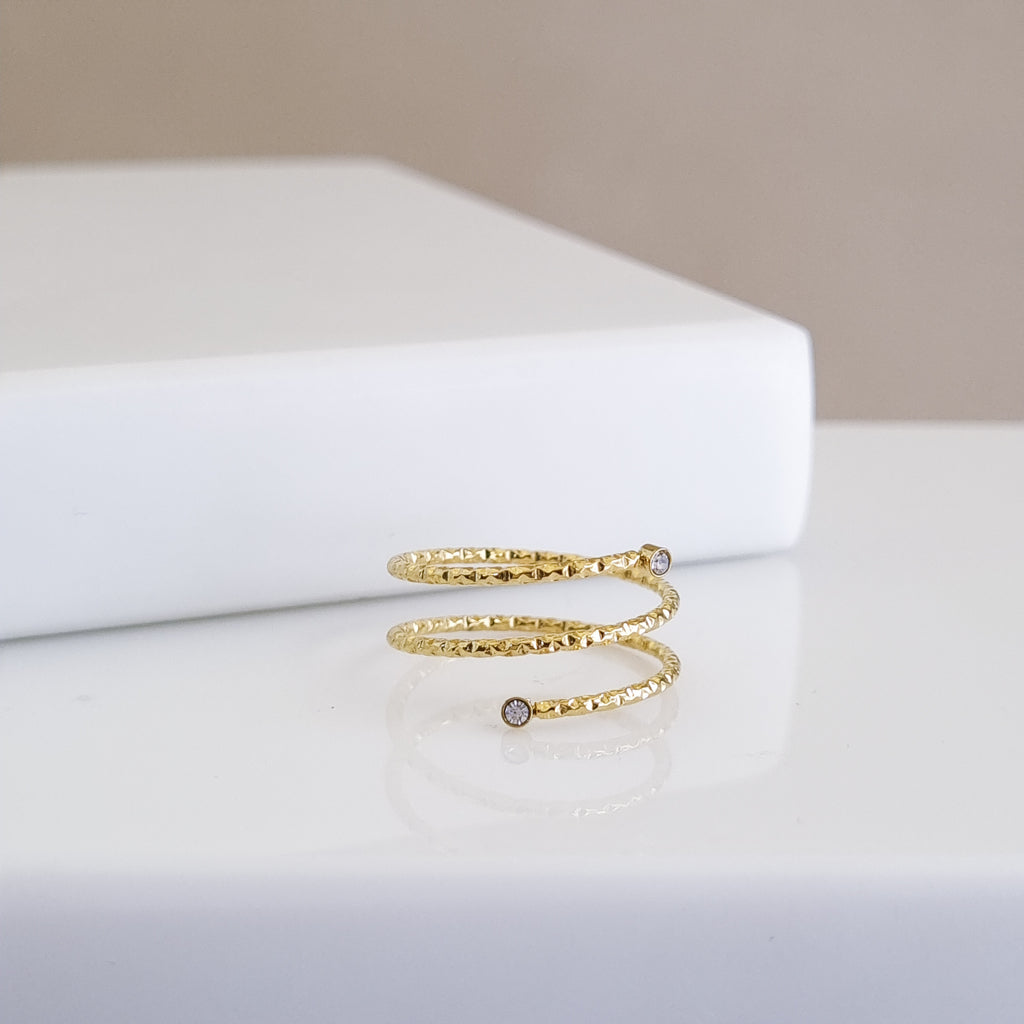 Adjustable hammered ring, 18K gold plated spiral ring, waterproof textured jewelry, anti-tarnish architectural ring, hypoallergenic gold rings.
