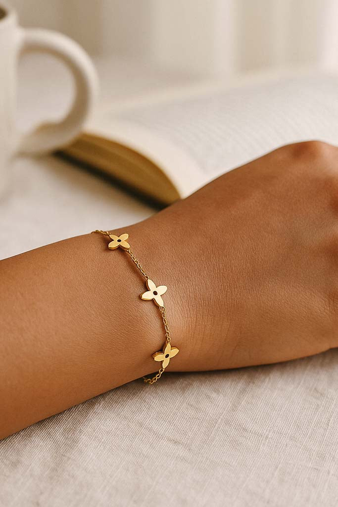 Fleuréa – Dainty Floral Chain Bracelet