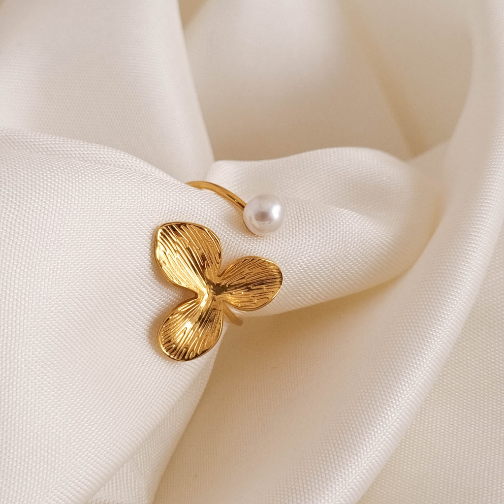 Serene Clover Pearl Ring