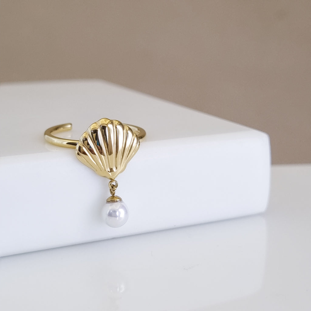 Adjustable shell ring, 18K gold plated pearl ring, waterproof coastal jewelry, anti-tarnish scallop ring, sea-inspired gold jewelry.