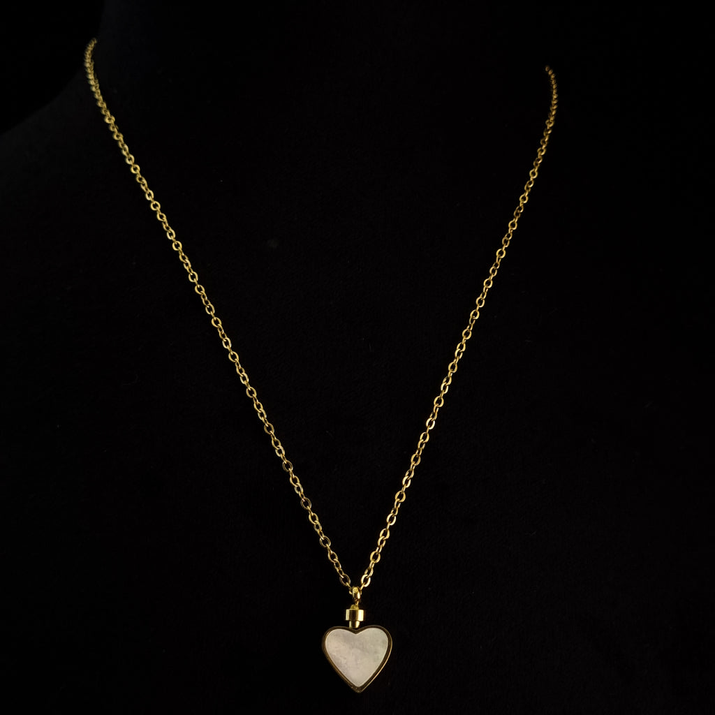 Jour et Nuit Heart Necklace