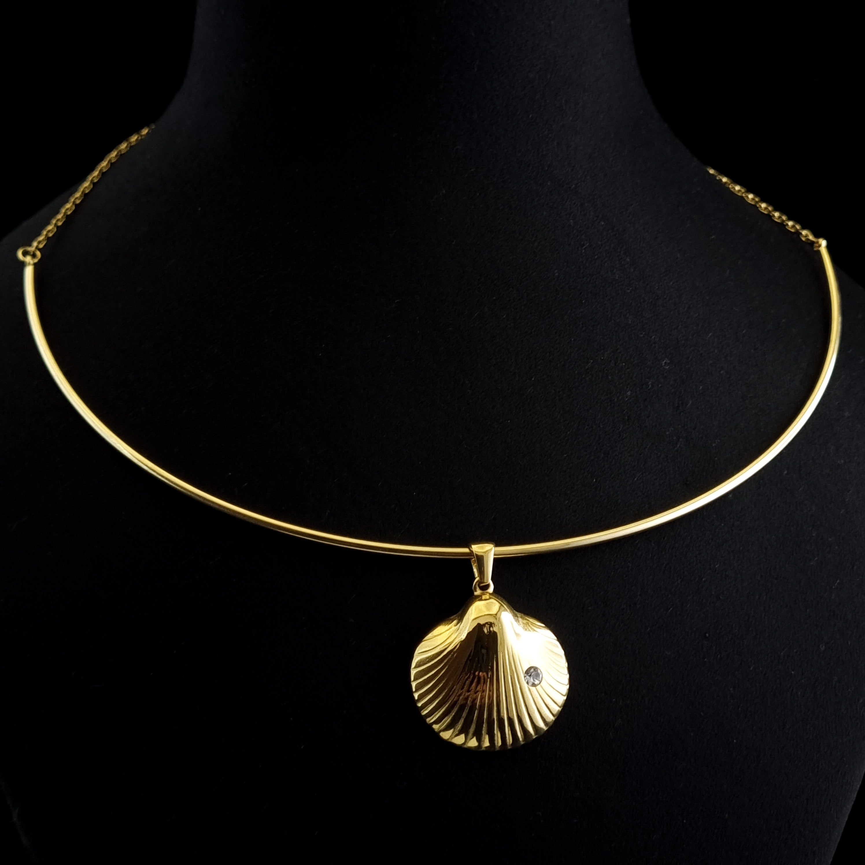 Gold shell choker, 18K gold plated torque, waterproof beach jewelry, anti-tarnish shell necklace, sculpted scallop pendant.