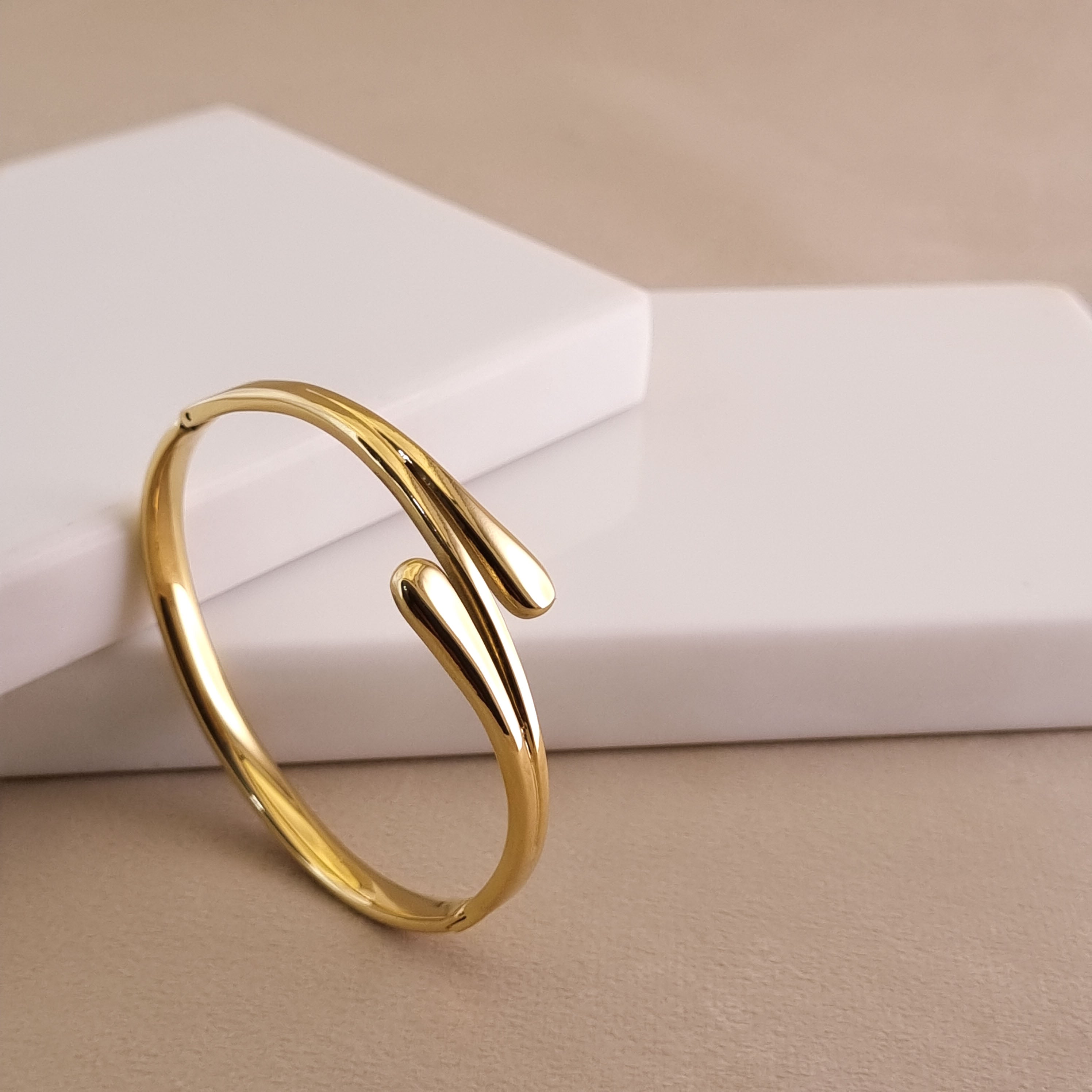 Serene Fluid Cuff