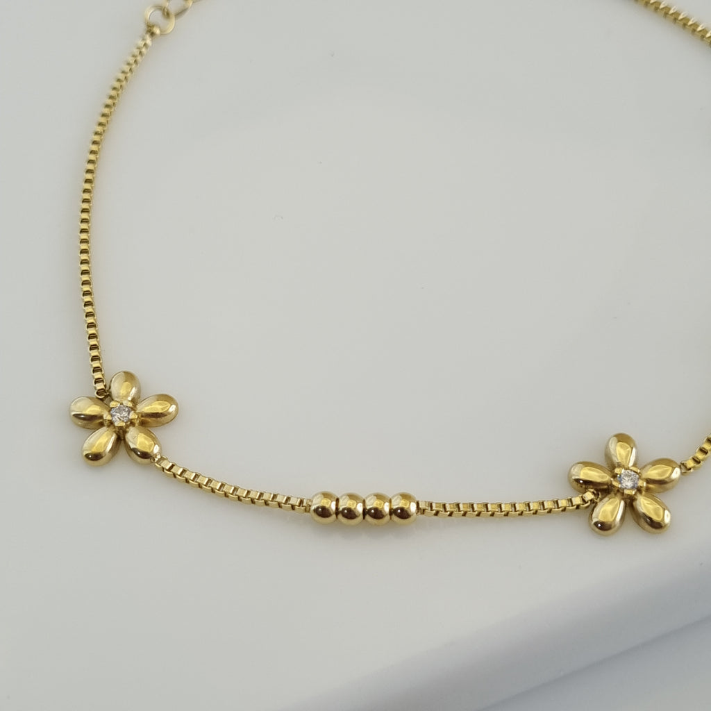 Floral ankle bracelet, crystal anklet for women, tarnish-resistant gold anklet, gold bead anklet, beach-ready jewelry.