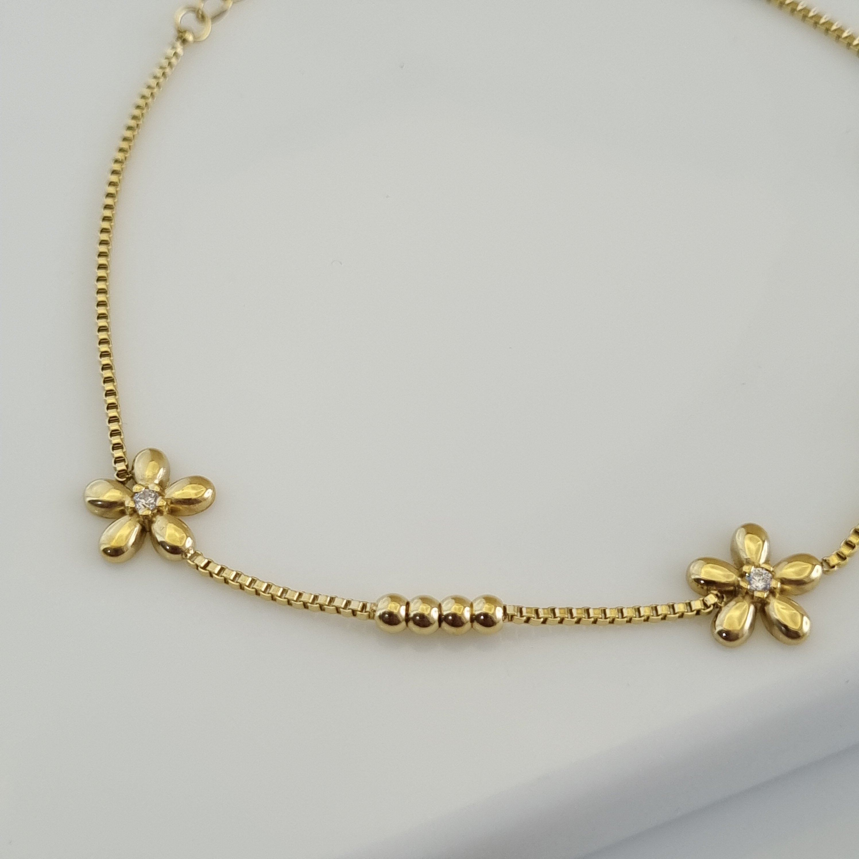 Floral ankle bracelet, crystal anklet for women, tarnish-resistant gold anklet, gold bead anklet, beach-ready jewelry.