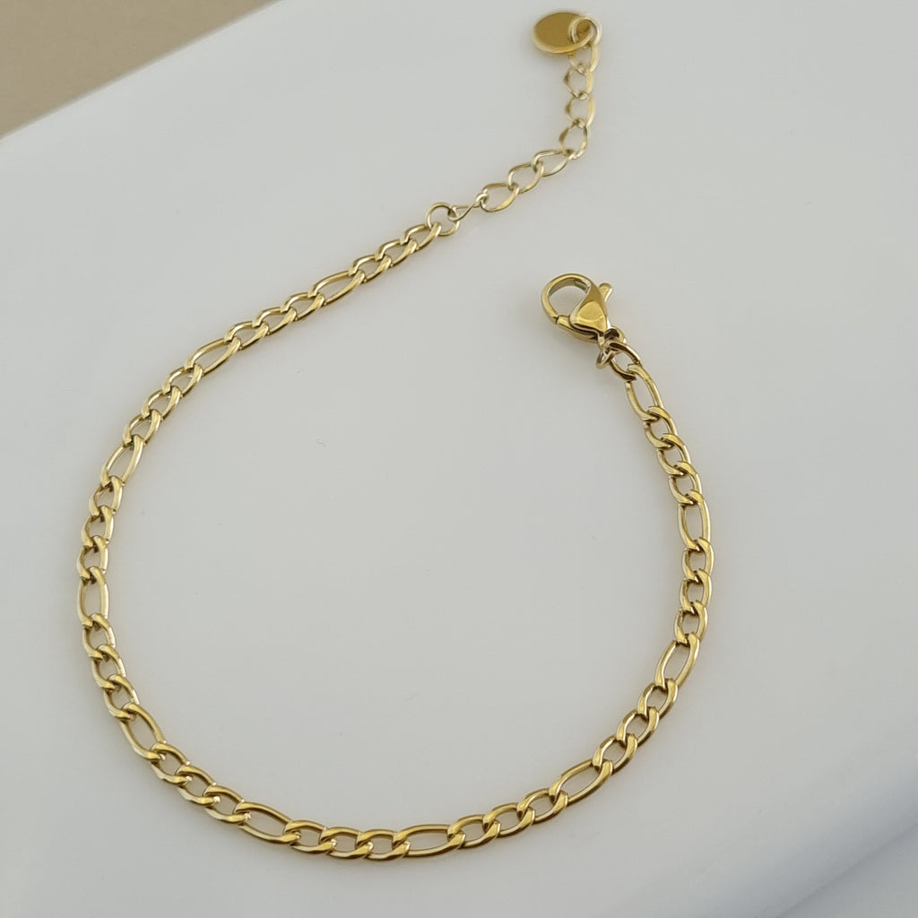 Treshire 18K gold plated Verona Figaro bracelet with classic alternating short and long links displayed on a white surface.