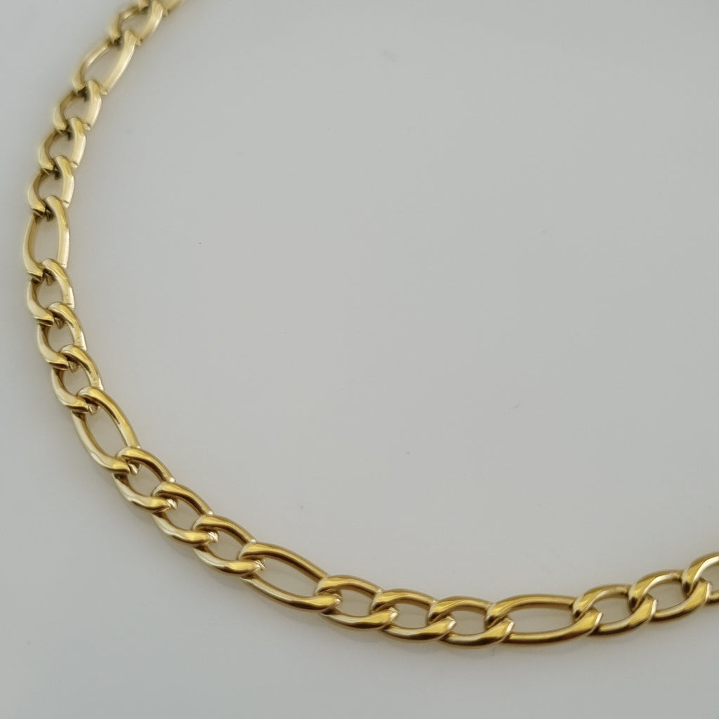 Treshire 18K gold plated Verona Figaro bracelet with classic alternating short and long links displayed on a white surface.