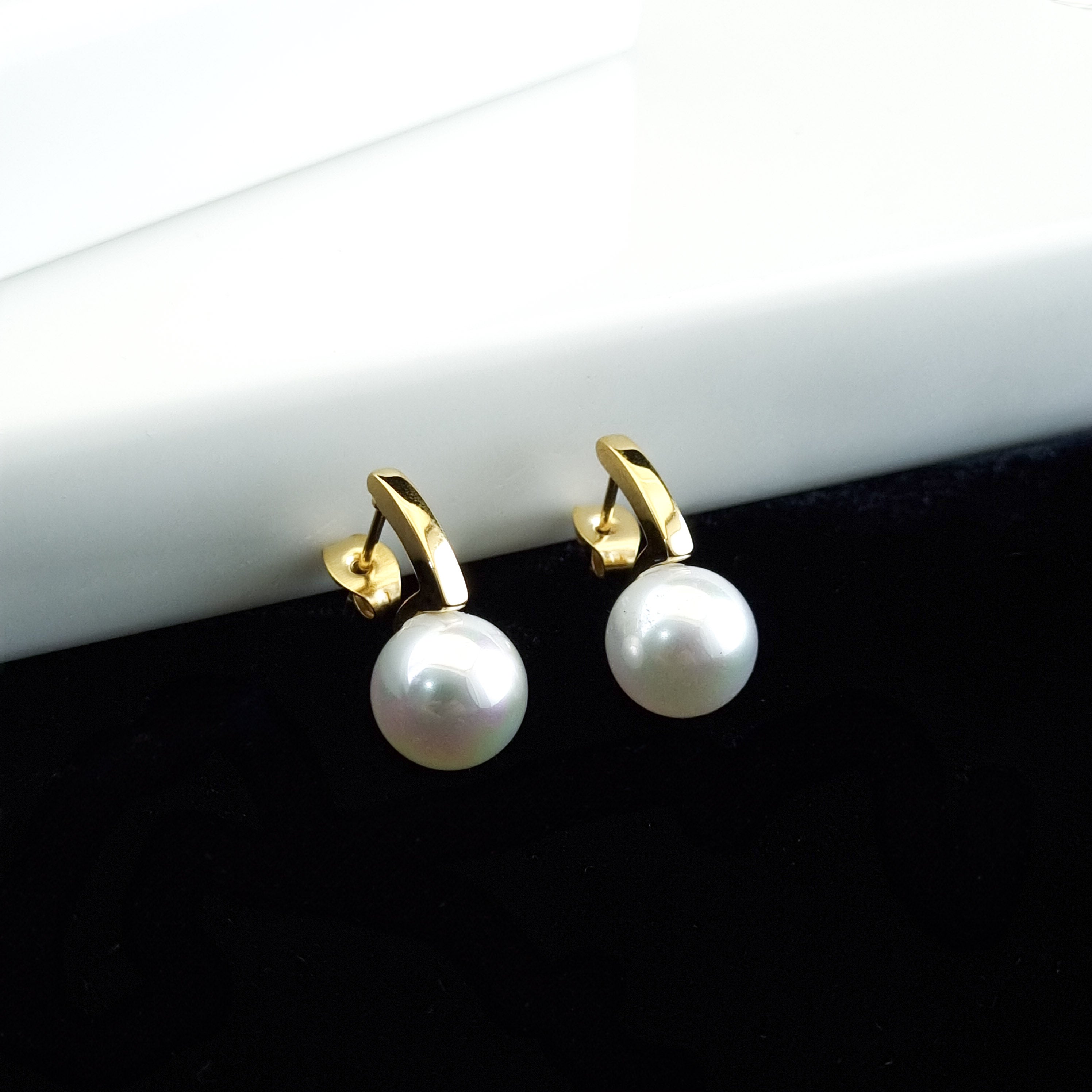 18K gold-plated pearl earrings, waterproof pearl huggies, anti-tarnish drop earrings, hypoallergenic pearl jewelry, modern pearl earrings, gold huggie earrings with pearls.