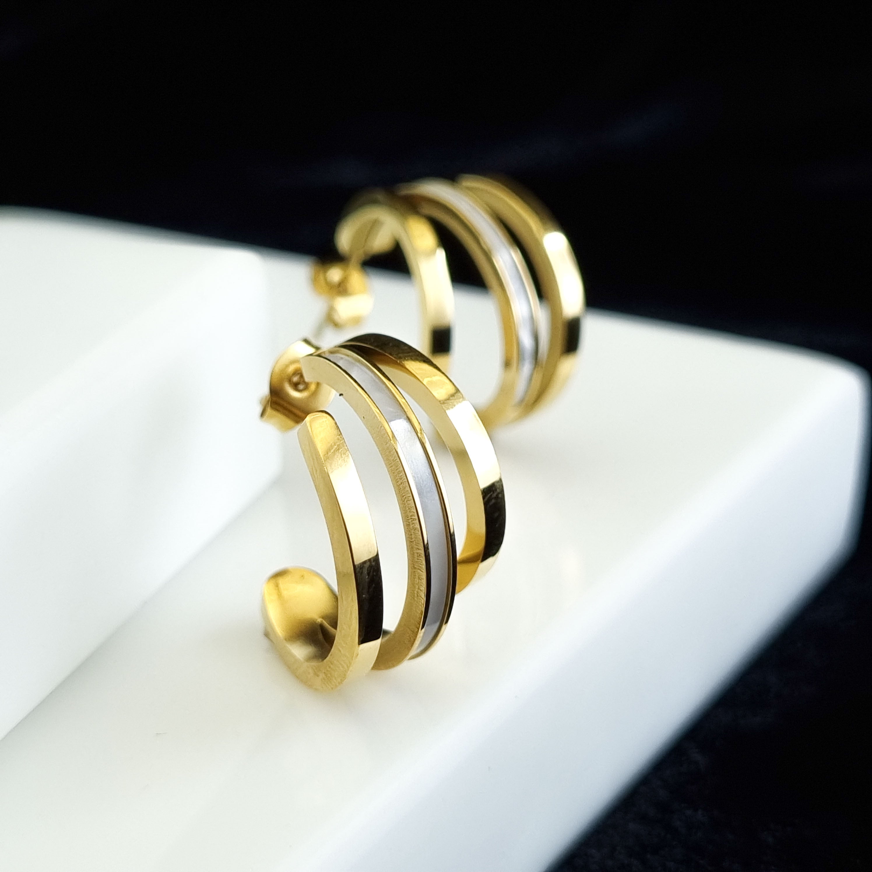 18K gold-plated triple hoops, waterproof gold earrings, anti-tarnish inlay huggies, hypoallergenic luxury jewelry, sculptural gold earrings, tiered iridescent hoops.