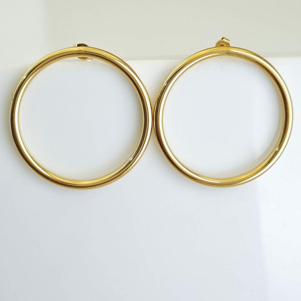 18K gold-plated hoops, waterproof gold earrings, anti-tarnish hoop earrings, hypoallergenic luxury hoops, sculptural gold earrings, classic daily hoops.