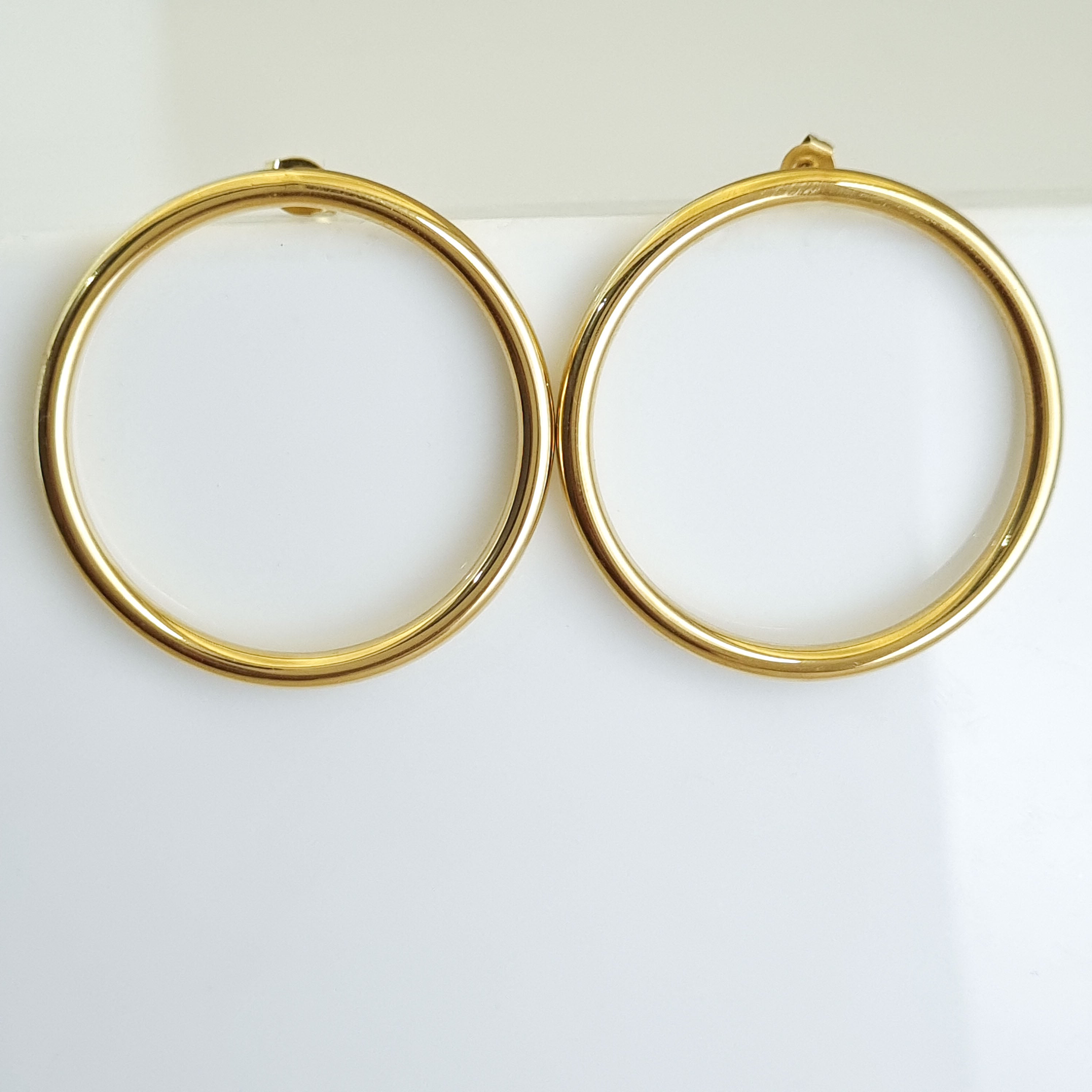 18K gold-plated hoops, waterproof gold earrings, anti-tarnish hoop earrings, hypoallergenic luxury hoops, sculptural gold earrings, classic daily hoops.