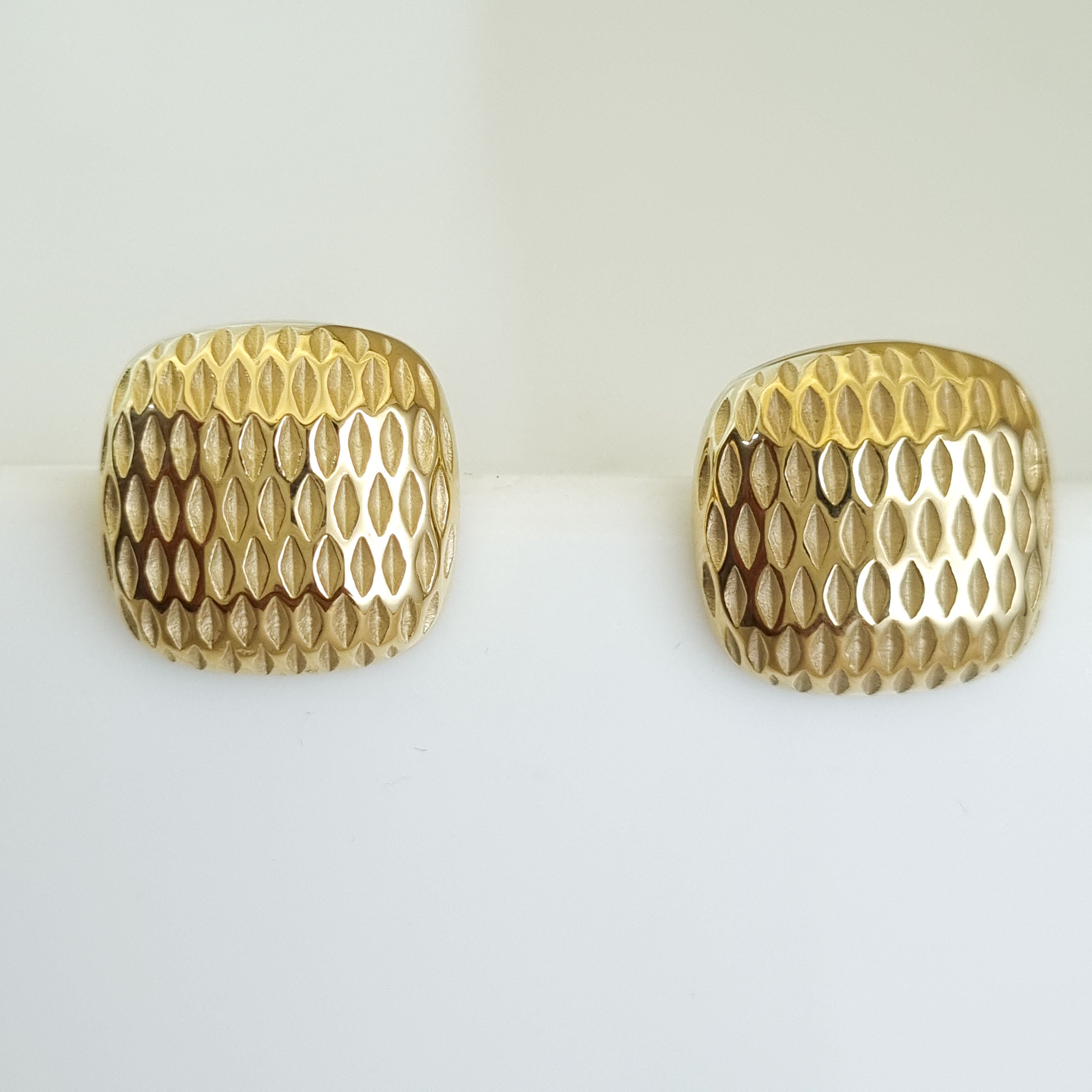 Aura Ribbed Cushion Stud Earrings