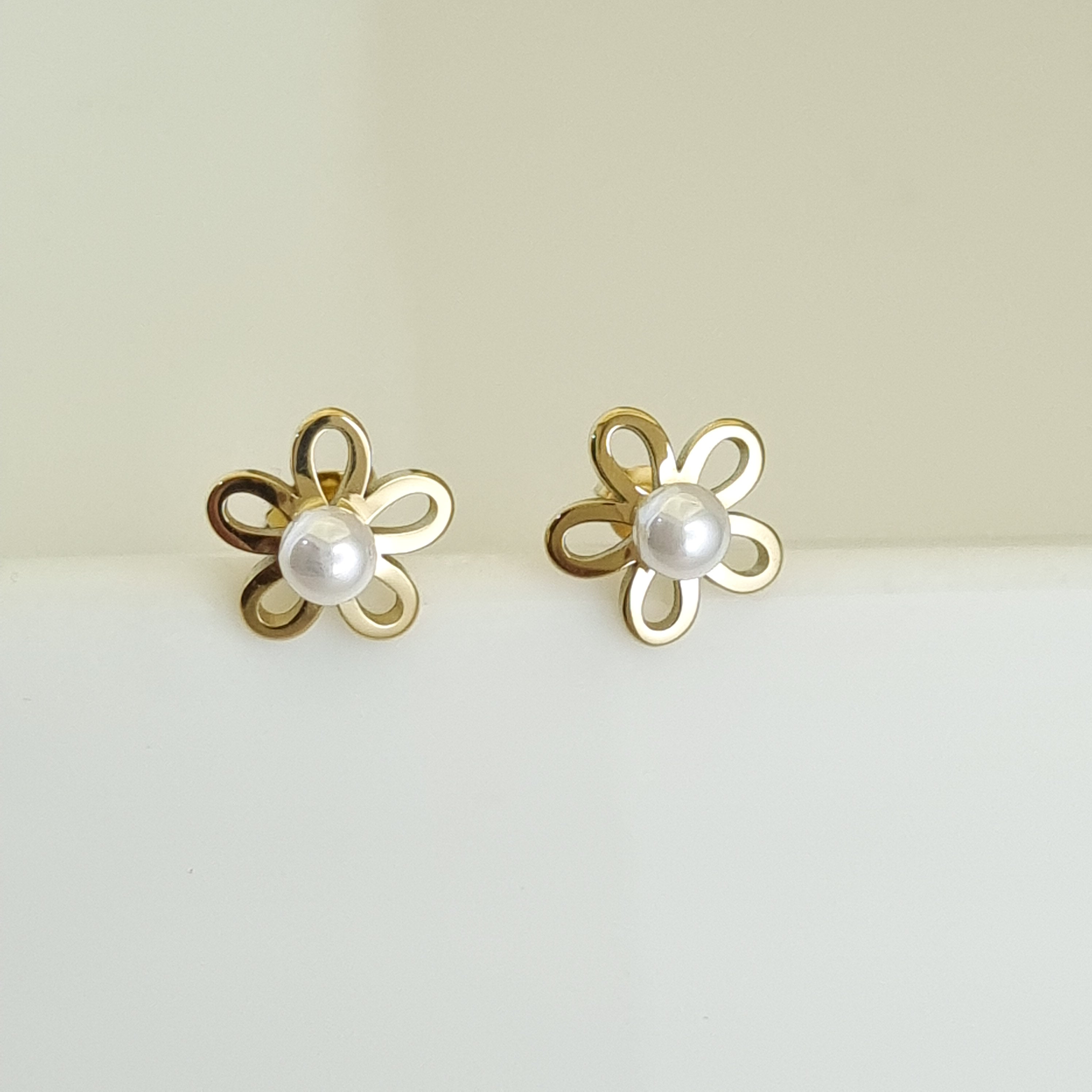 18K gold-plated flower earrings, waterproof pearl studs, anti-tarnish floral jewelry, hypoallergenic pearl earrings, gold blossom studs, architectural pearl jewelry.