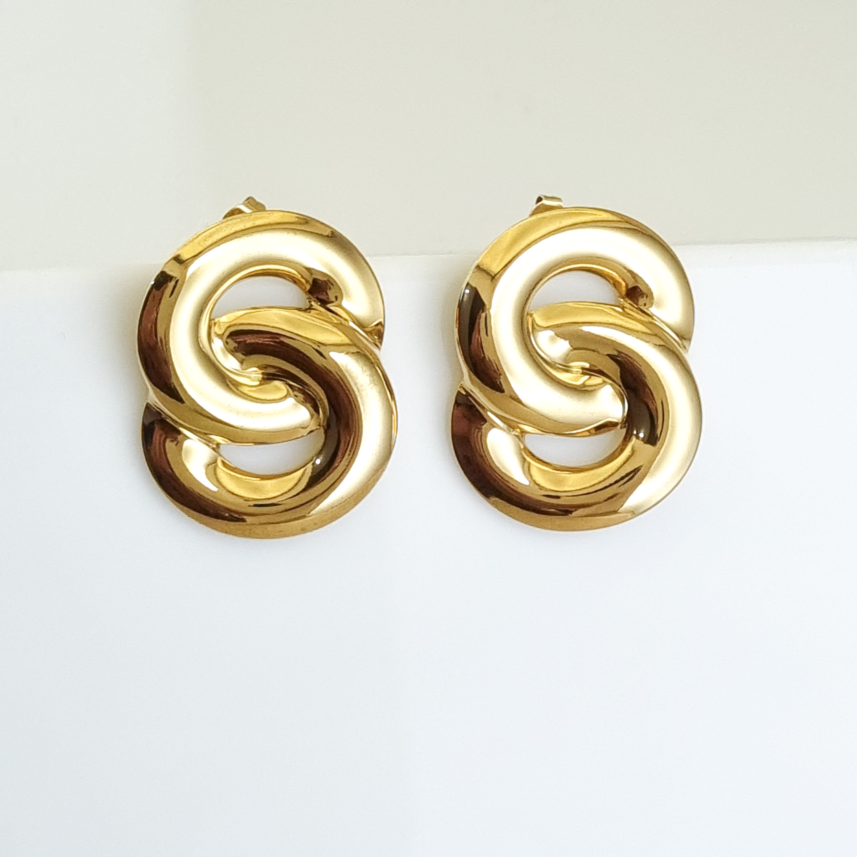 18K gold-plated knot earrings, waterproof gold studs, anti-tarnish link earrings, hypoallergenic architectural jewelry, sculptural gold earrings, gold knot studs.