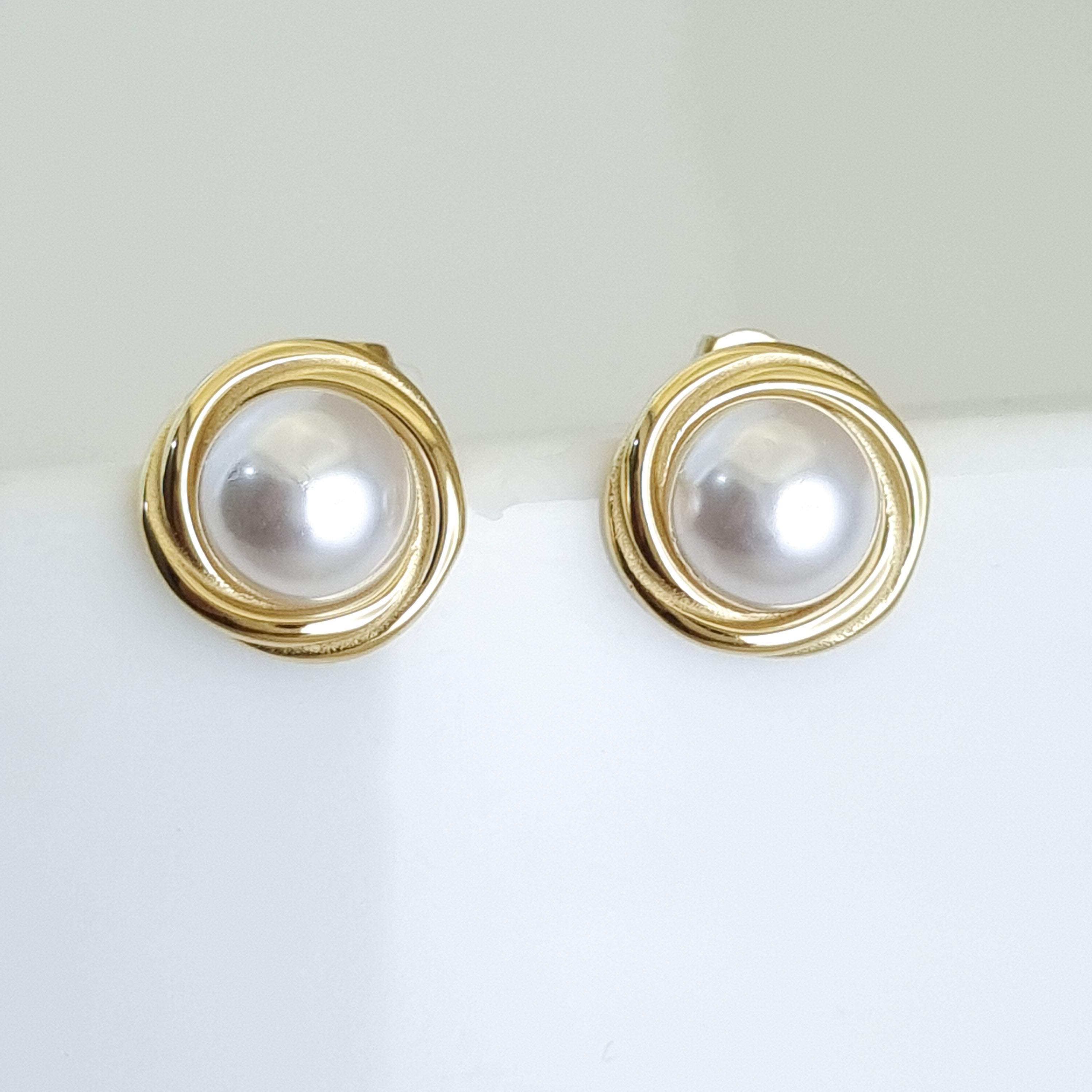 18K gold-plated pearl earrings, waterproof pearl studs, anti-tarnish spiral earrings, hypoallergenic luxury jewelry, sculptural gold studs, gold pearl orbit earrings.