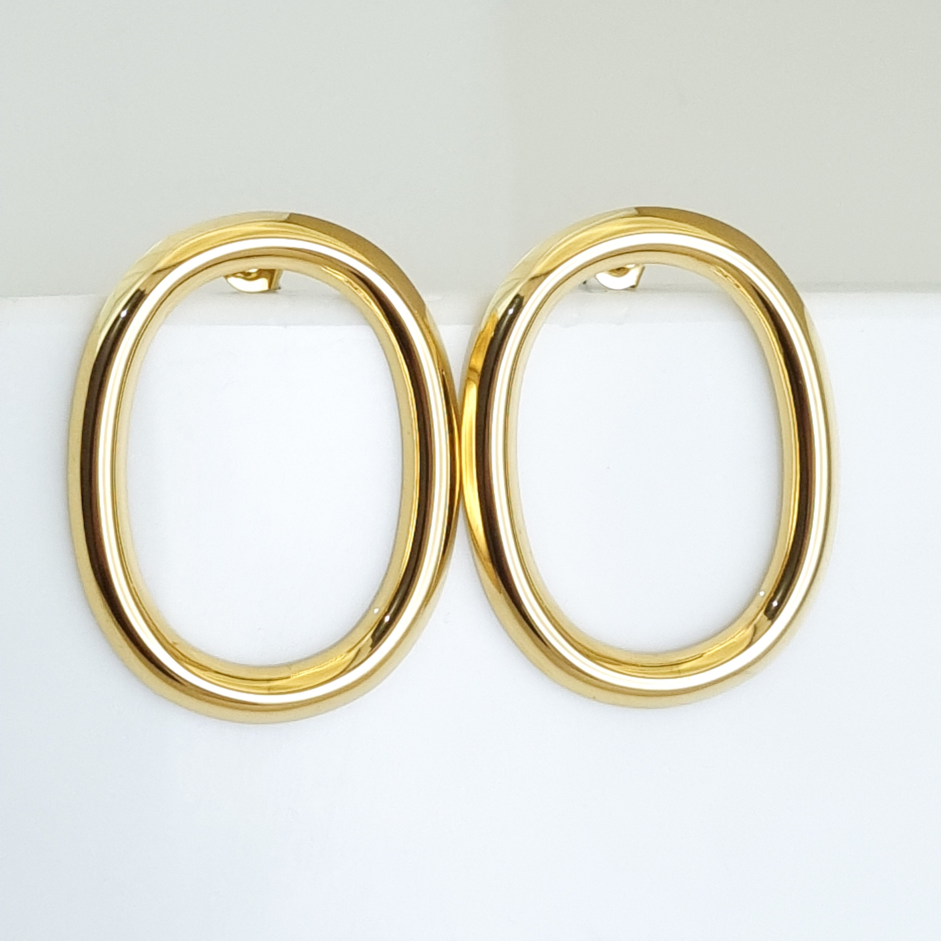18K gold-plated oval hoops, waterproof gold earrings, anti-tarnish statement hoops, hypoallergenic luxury jewelry, sculptural gold earrings, vertical oval hoop earrings.