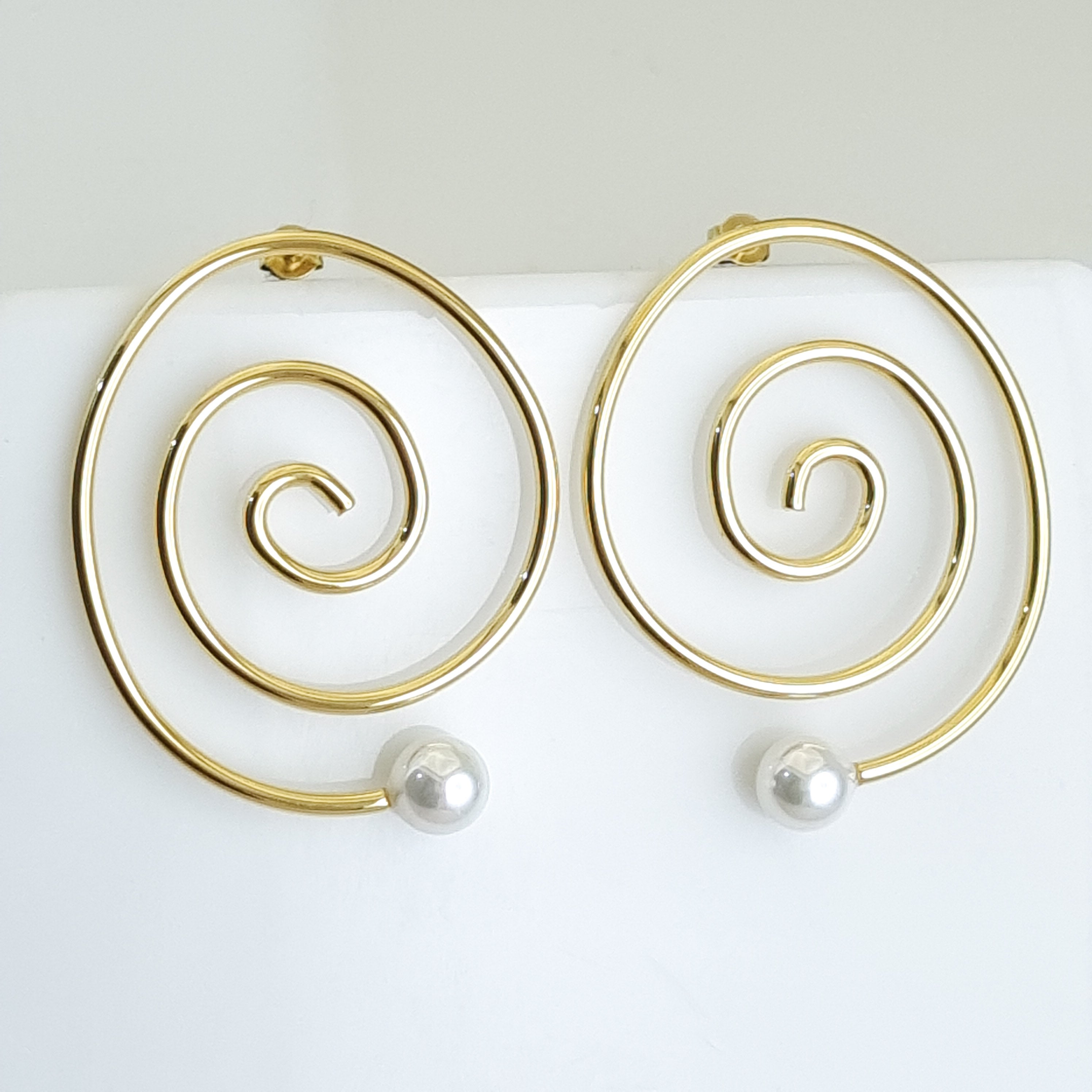 18K gold-plated spiral hoops, pearl drop gold earrings, waterproof statement jewelry, hypoallergenic spiral earrings, architectural gold hoops, anti-tarnish pearl jewelry.