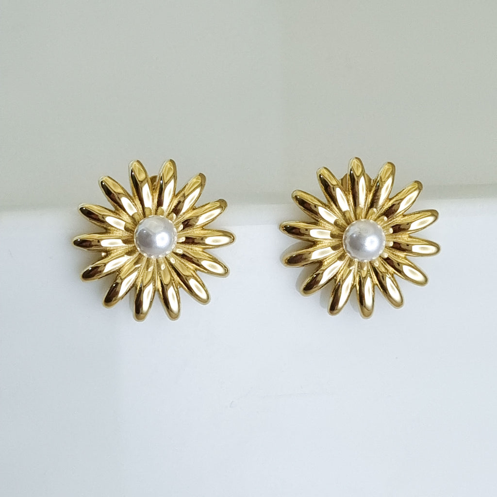 18K gold-plated sunburst earrings, pearl stud earrings, waterproof gold jewelry, anti-tarnish pearl studs, hypoallergenic statement earrings, solaris sunburst jewelry.