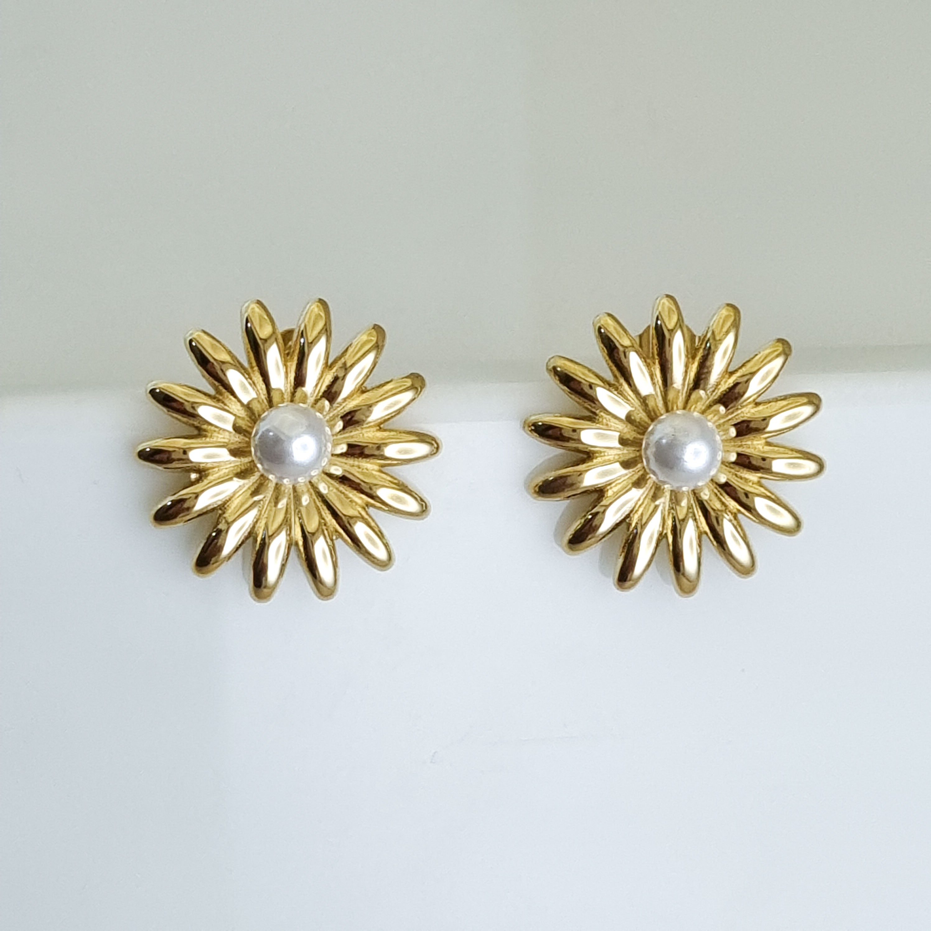 18K gold-plated sunburst earrings, pearl stud earrings, waterproof gold jewelry, anti-tarnish pearl studs, hypoallergenic statement earrings, solaris sunburst jewelry.
