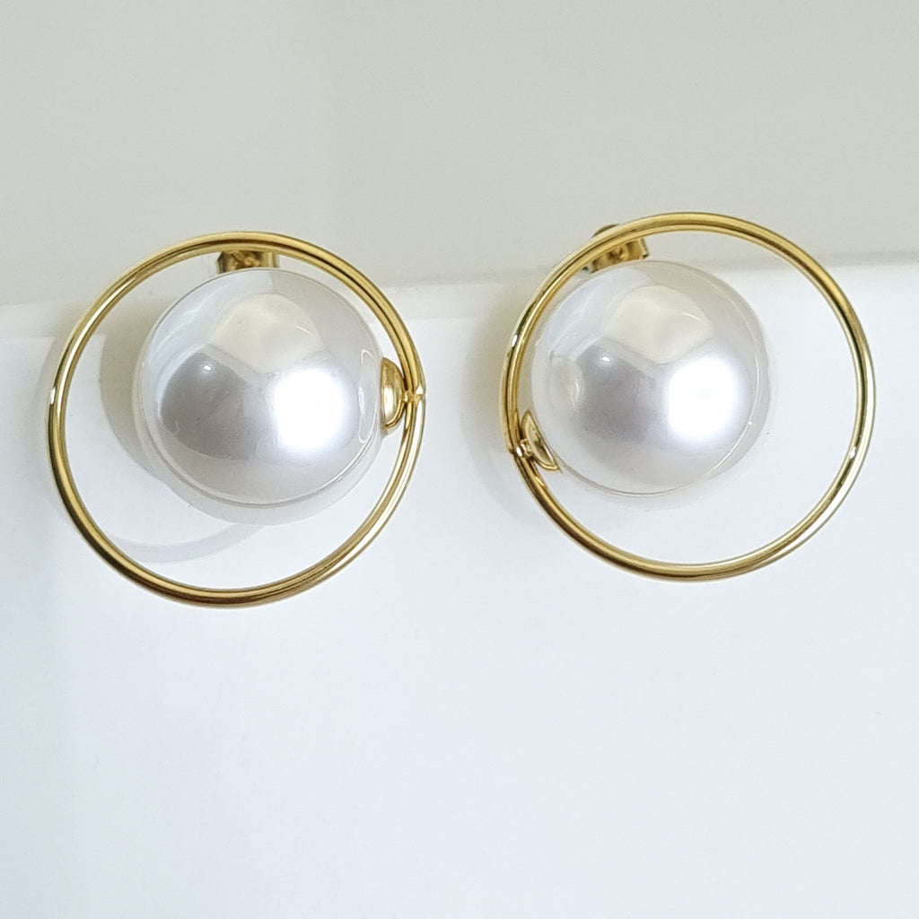 18K gold-plated pearl studs, halo pearl earrings, waterproof gold jewelry, anti-tarnish statement studs, hypoallergenic pearl earrings, floating pearl halo design.