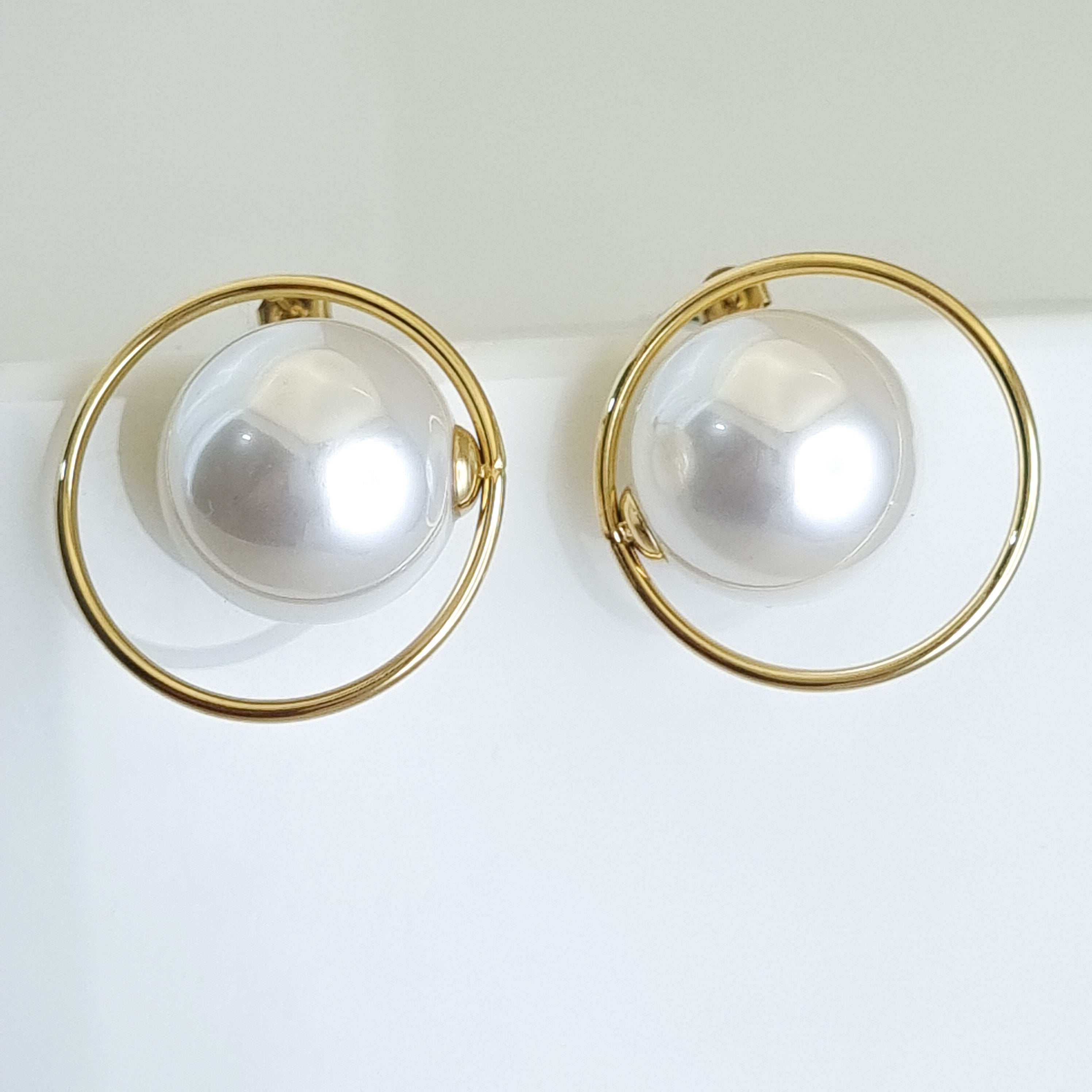 18K gold-plated pearl studs, halo pearl earrings, waterproof gold jewelry, anti-tarnish statement studs, hypoallergenic pearl earrings, floating pearl halo design.