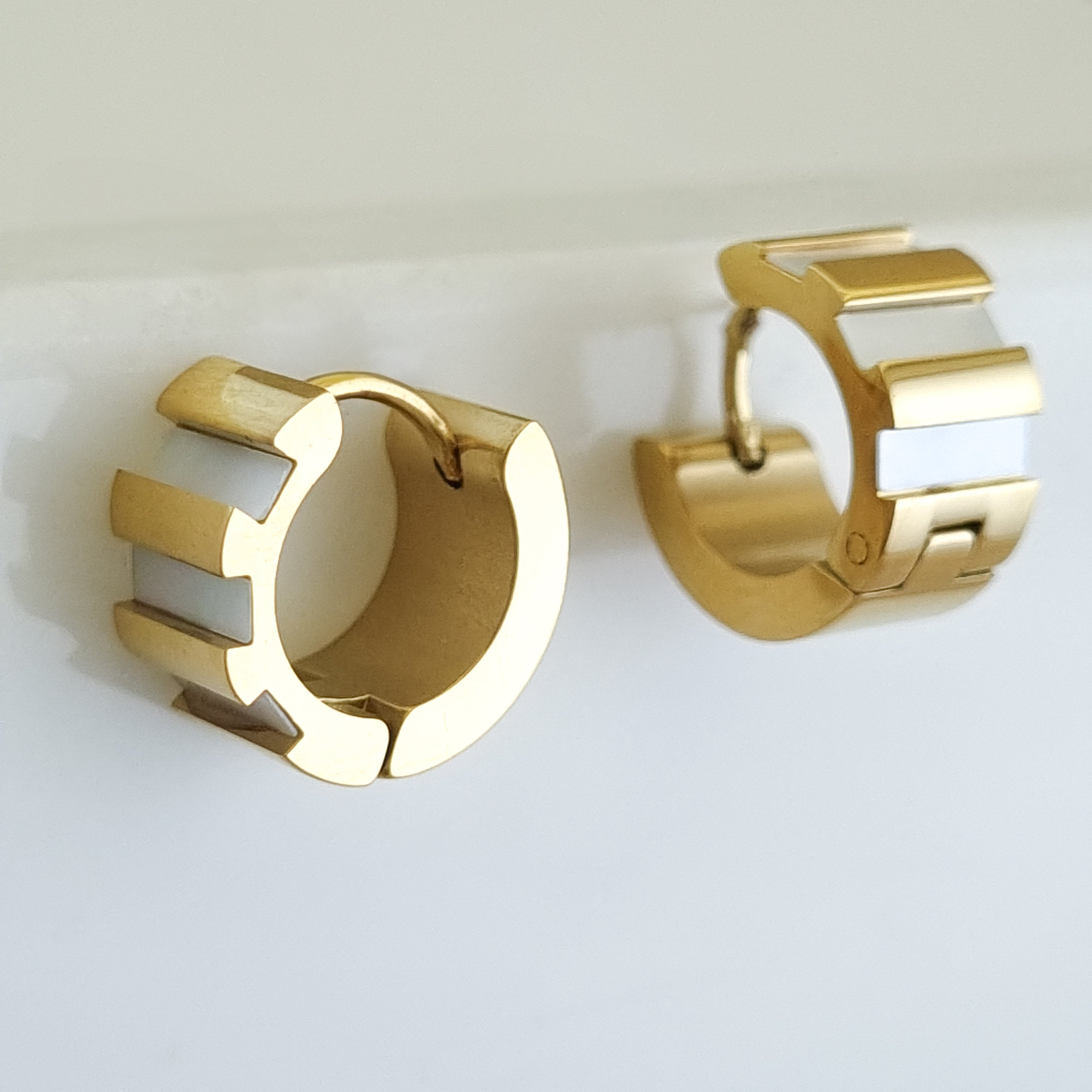 Horizon Ribbon Inlay Huggie Earrings – 18K Gold Plated, Waterproof & Hypoallergenic